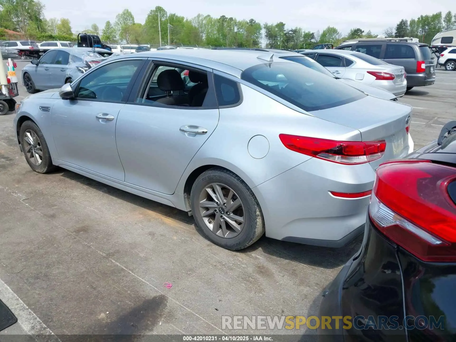 3 Photograph of a damaged car 5XXGT4L34KG327439 KIA OPTIMA 2019