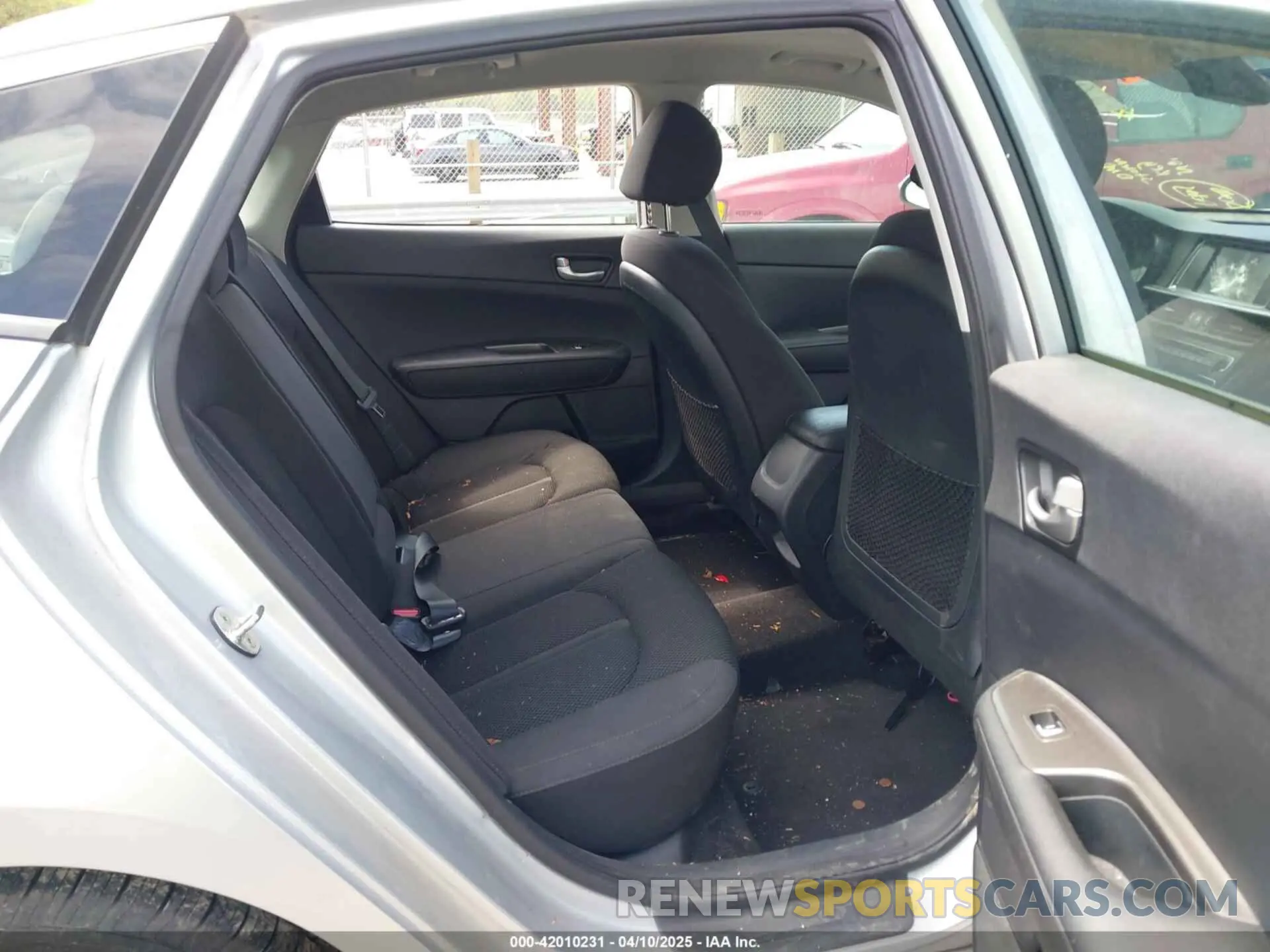 8 Photograph of a damaged car 5XXGT4L34KG327439 KIA OPTIMA 2019