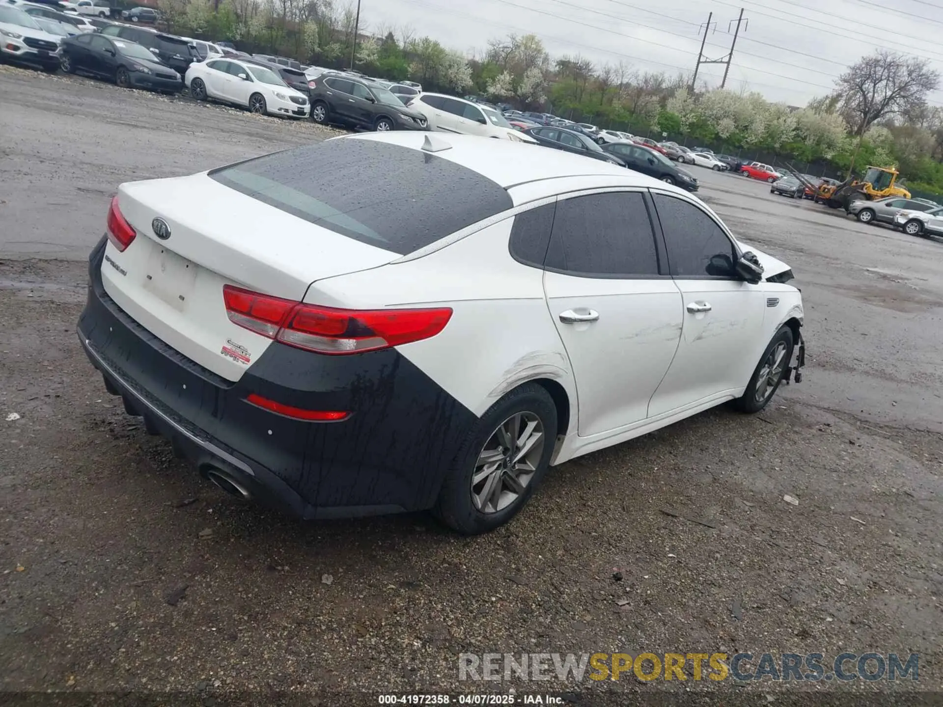 4 Photograph of a damaged car 5XXGT4L34KG343284 KIA OPTIMA 2019