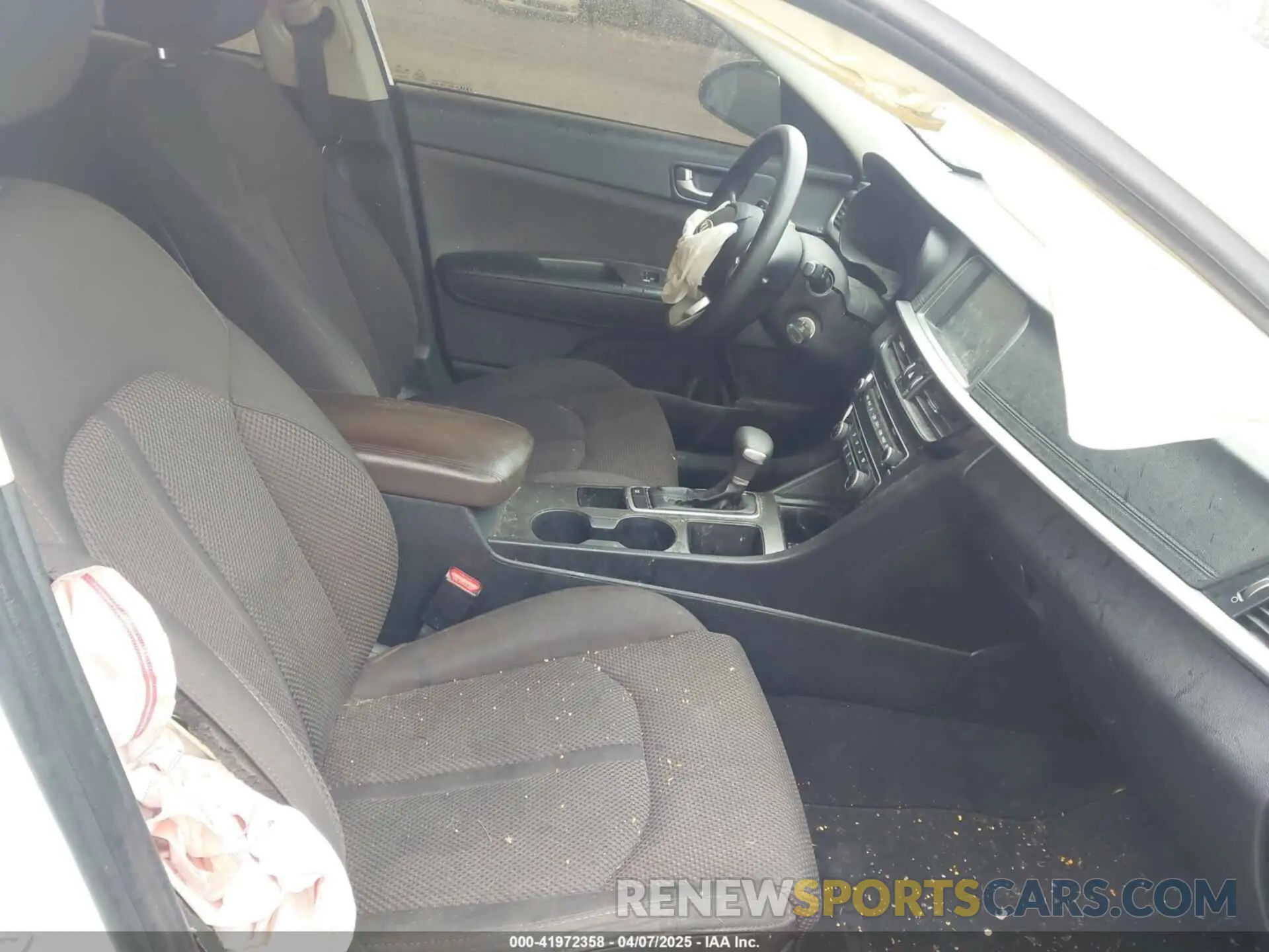 5 Photograph of a damaged car 5XXGT4L34KG343284 KIA OPTIMA 2019