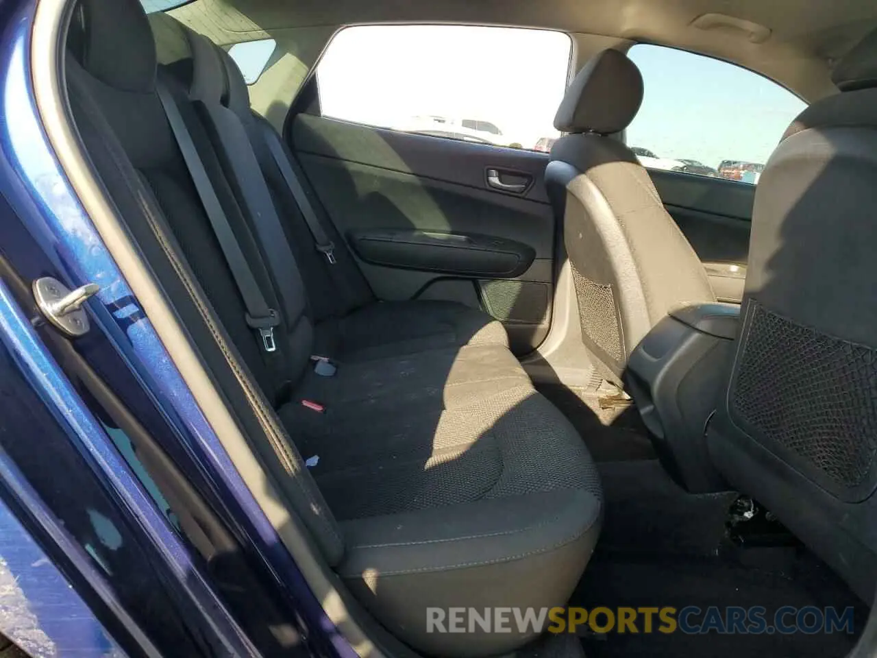 10 Photograph of a damaged car 5XXGT4L34KG358920 KIA OPTIMA 2019
