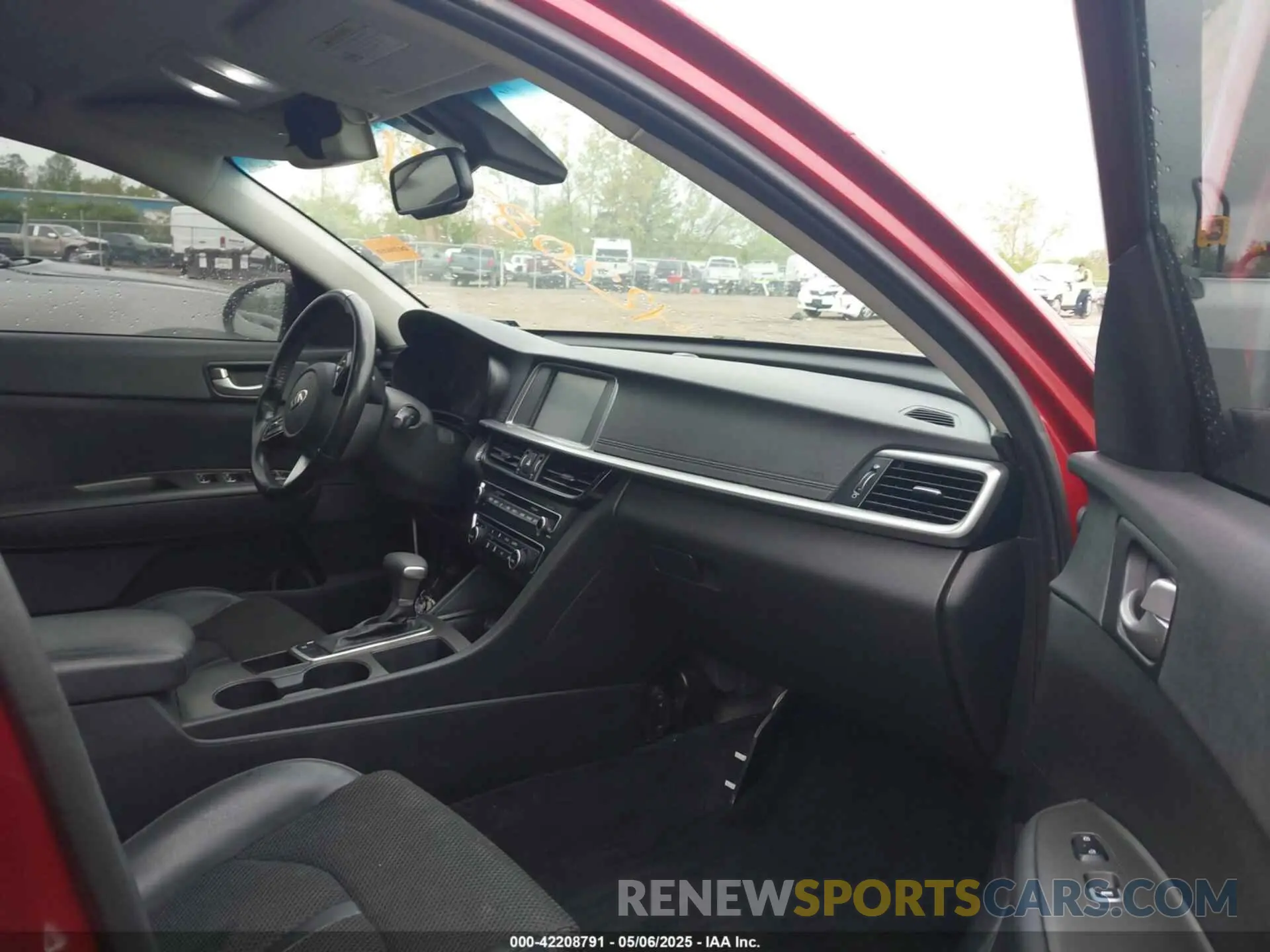 5 Photograph of a damaged car 5XXGT4L35KG281992 KIA OPTIMA 2019