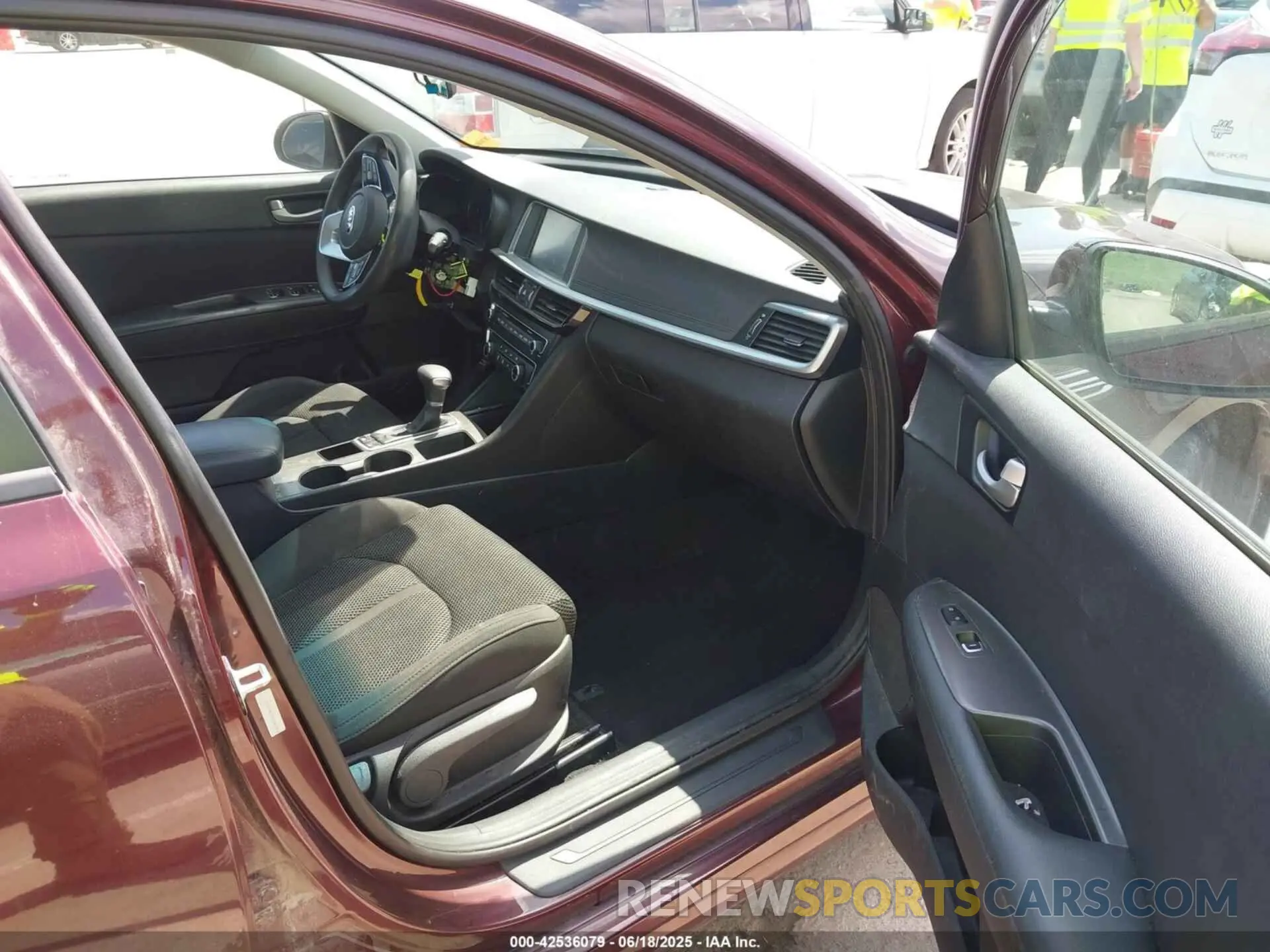 5 Photograph of a damaged car 5XXGT4L35KG287548 KIA OPTIMA 2019