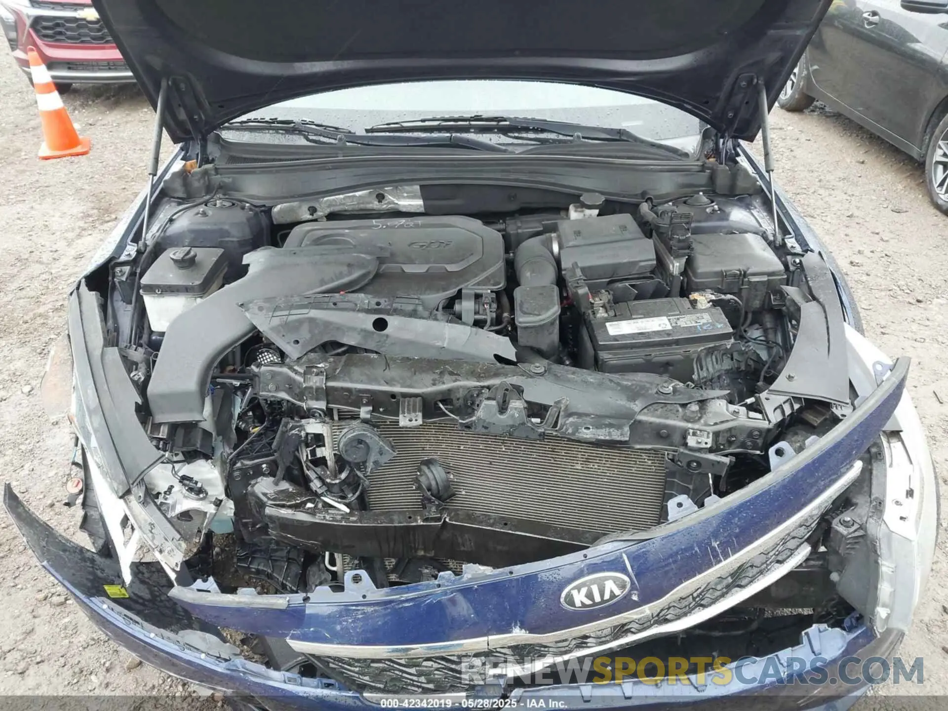 10 Photograph of a damaged car 5XXGT4L35KG315042 KIA OPTIMA 2019
