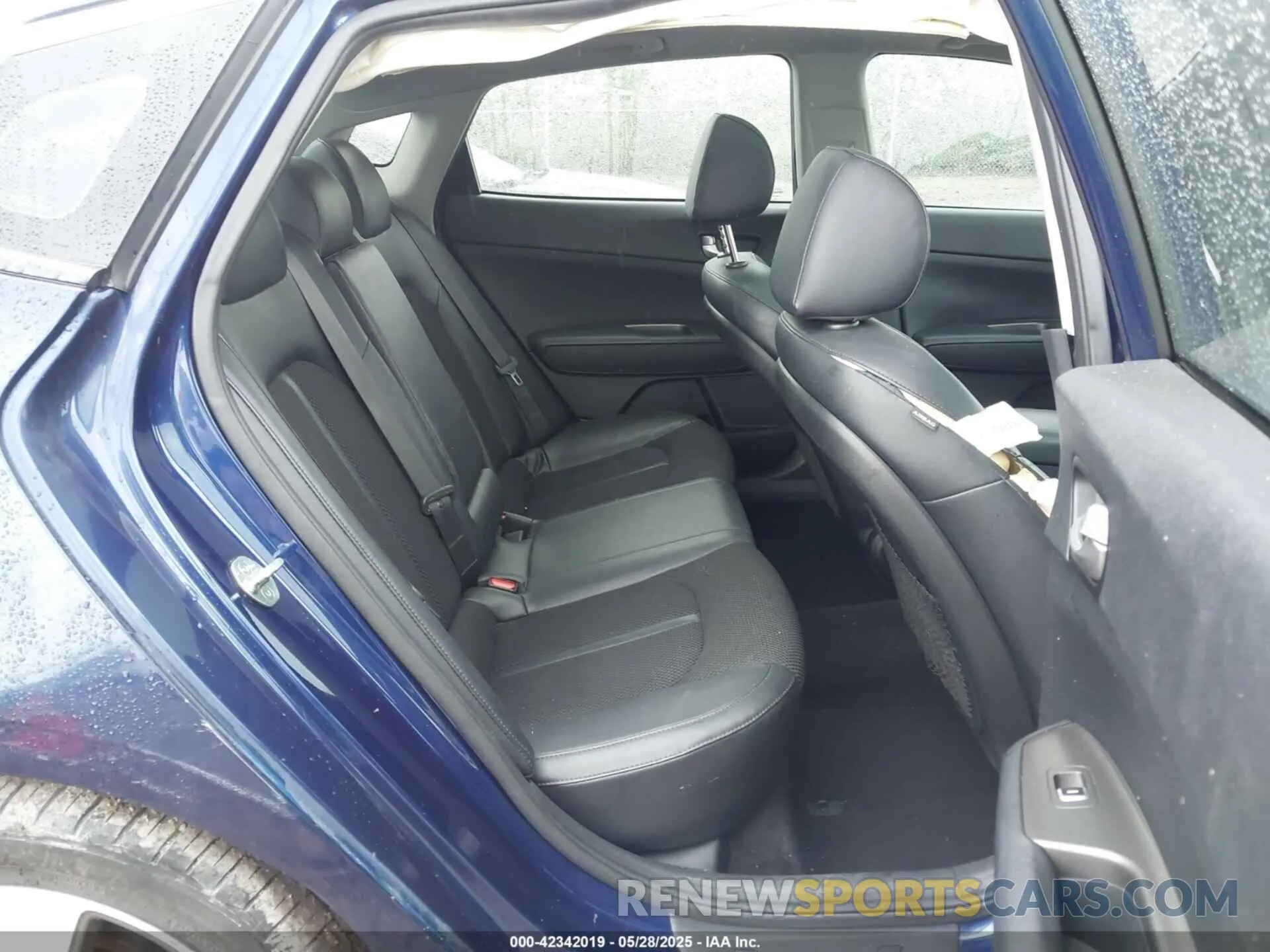 8 Photograph of a damaged car 5XXGT4L35KG315042 KIA OPTIMA 2019