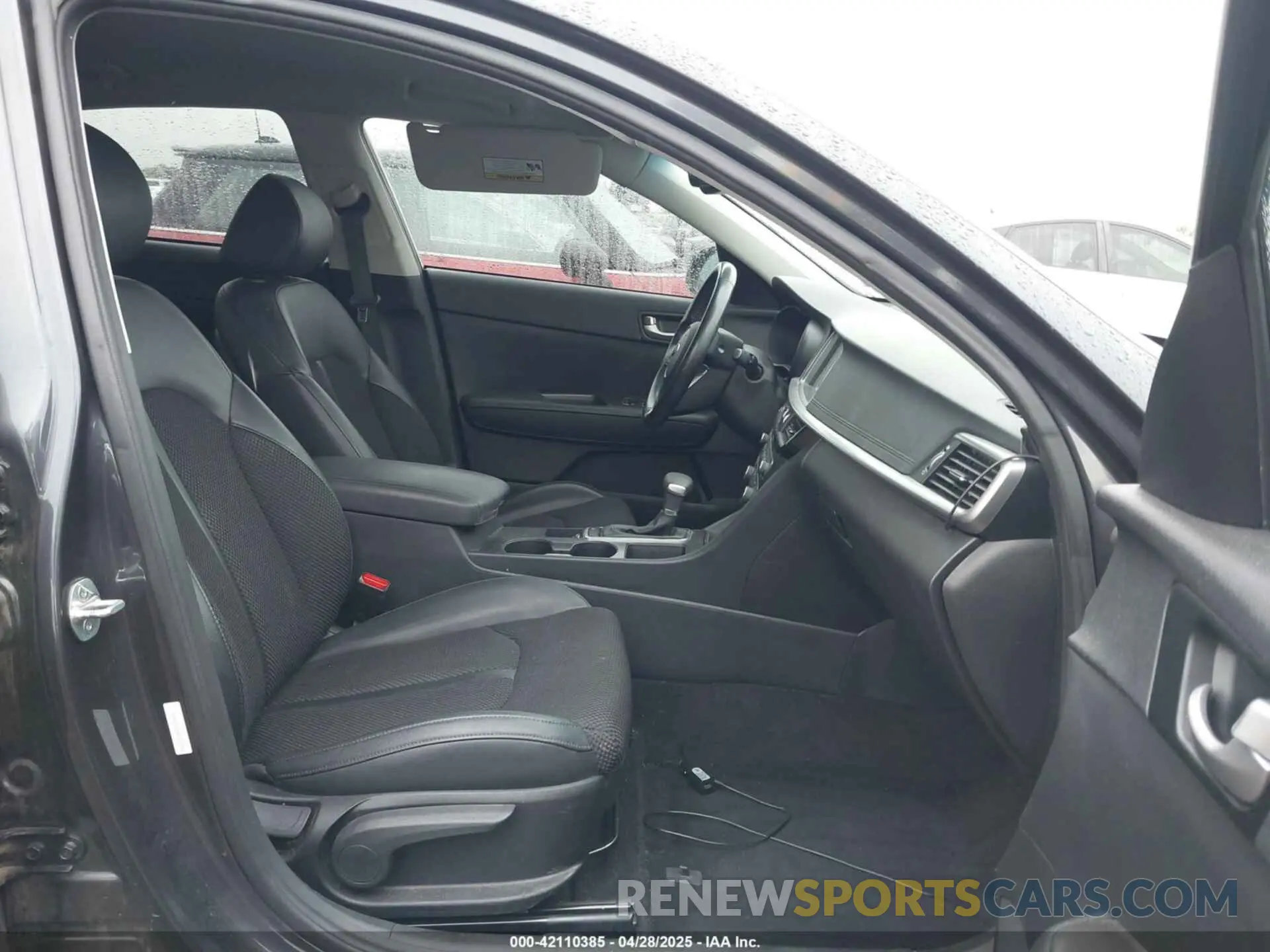 5 Photograph of a damaged car 5XXGT4L35KG318216 KIA OPTIMA 2019