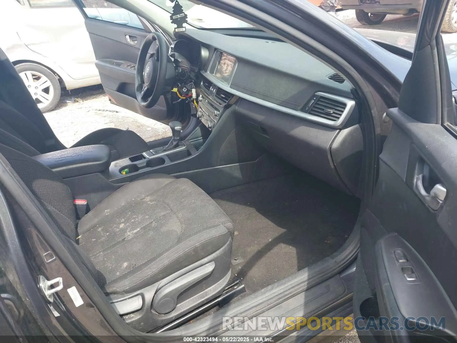 5 Photograph of a damaged car 5XXGT4L35KG323447 KIA OPTIMA 2019
