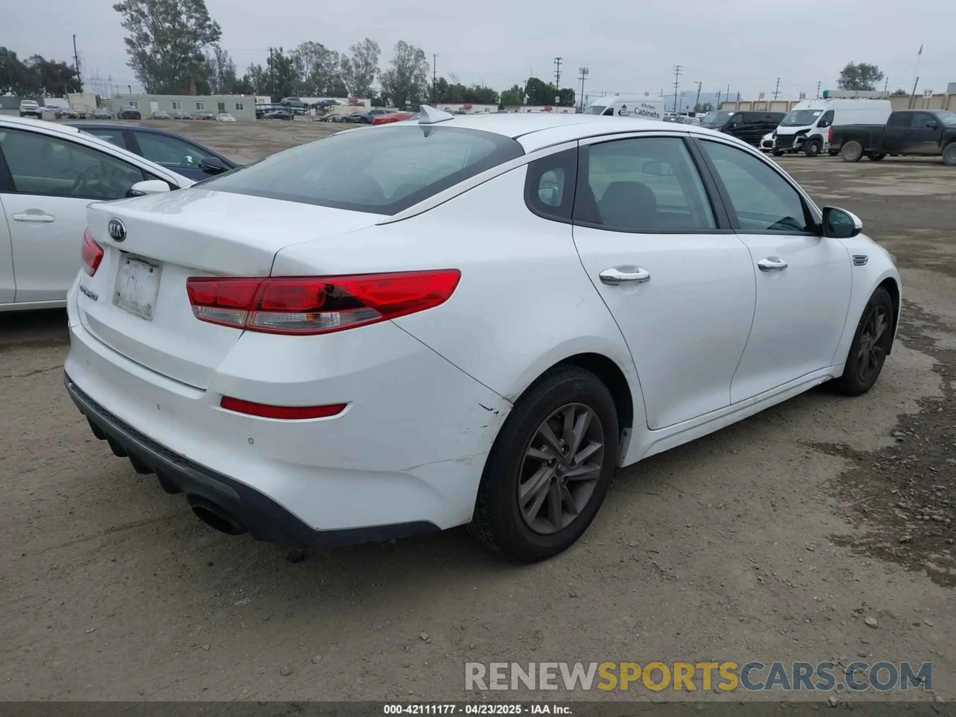 4 Photograph of a damaged car 5XXGT4L35KG324274 KIA OPTIMA 2019