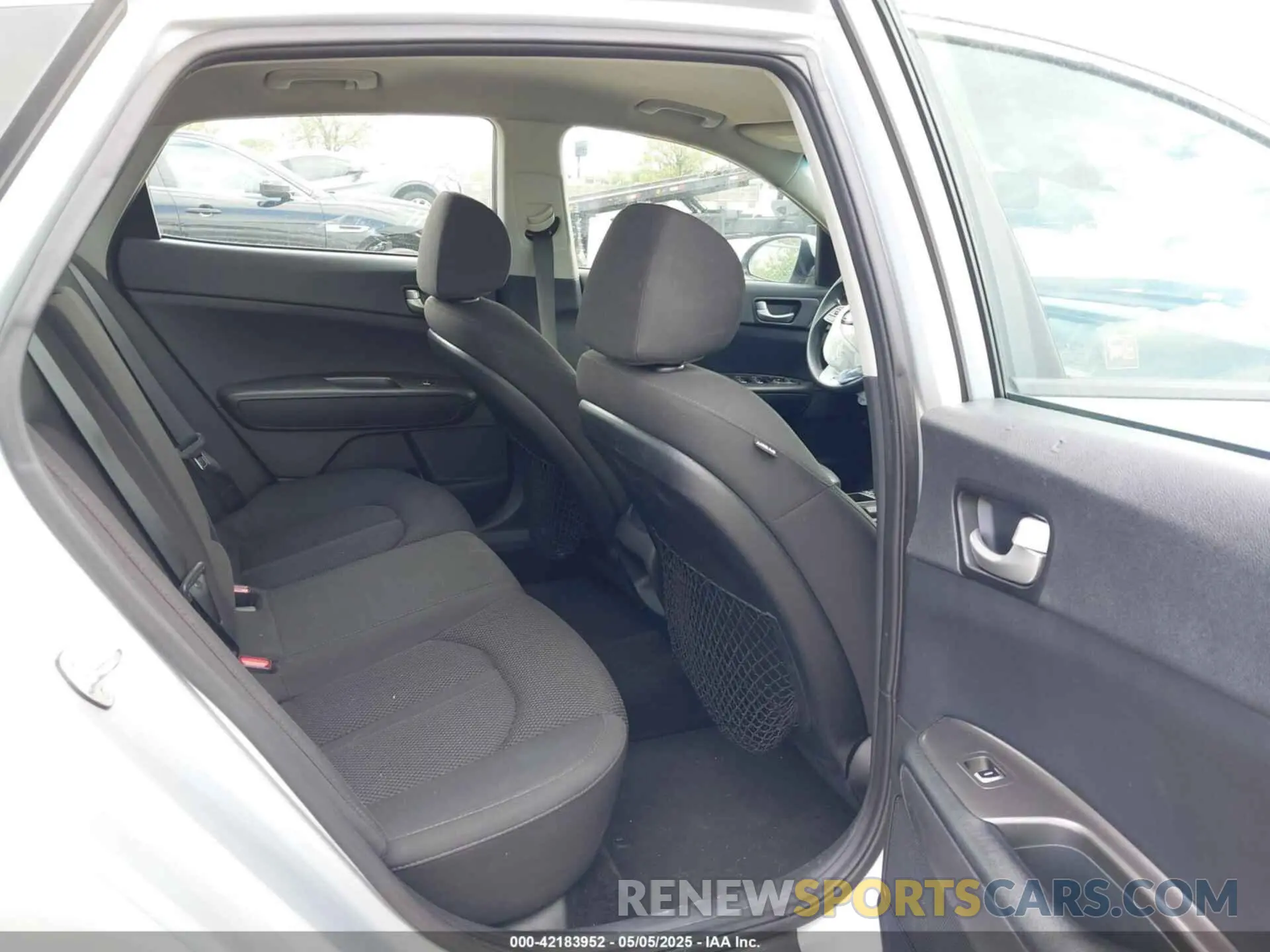 8 Photograph of a damaged car 5XXGT4L35KG328583 KIA OPTIMA 2019