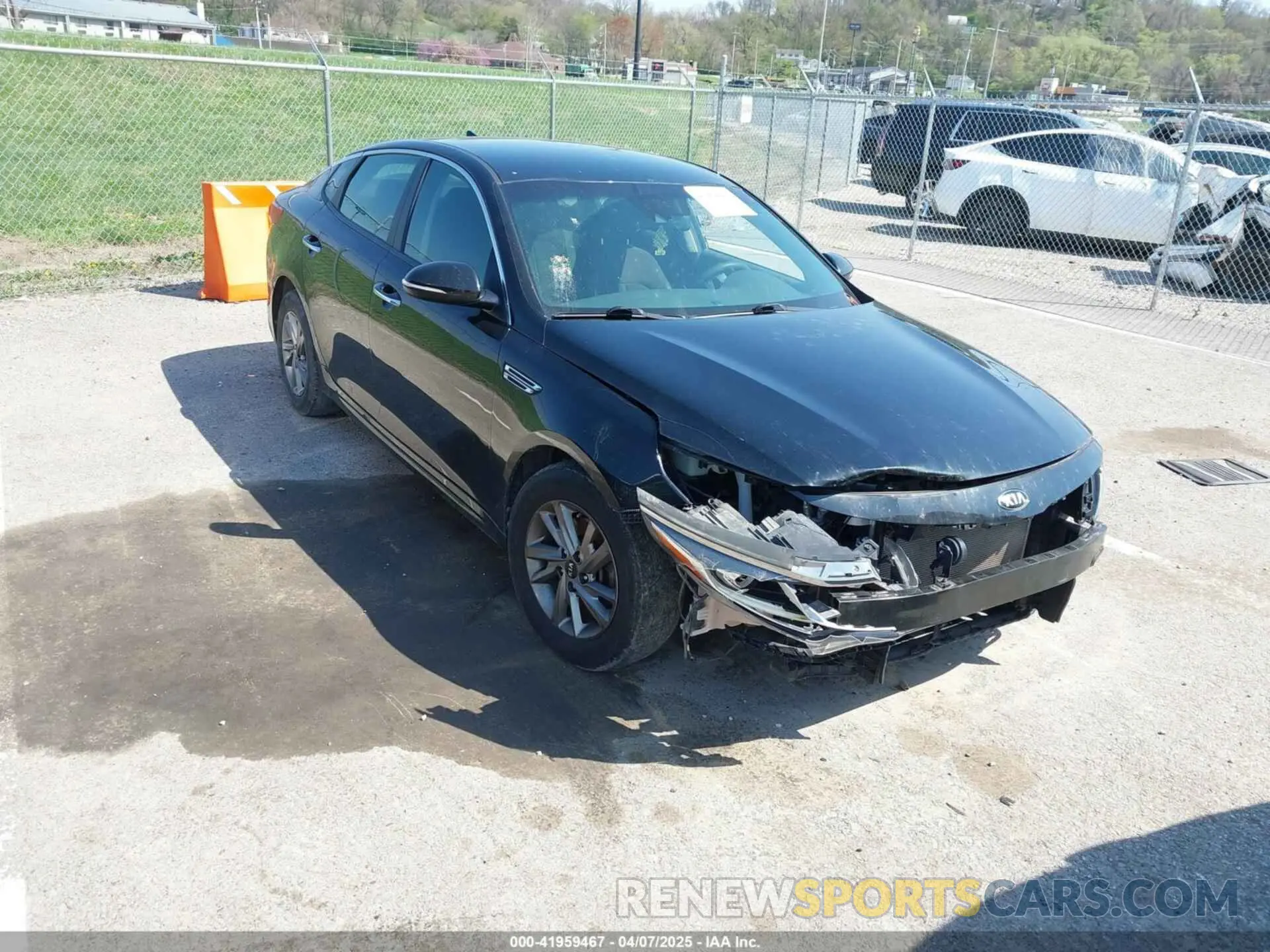 1 Photograph of a damaged car 5XXGT4L35KG339681 KIA OPTIMA 2019