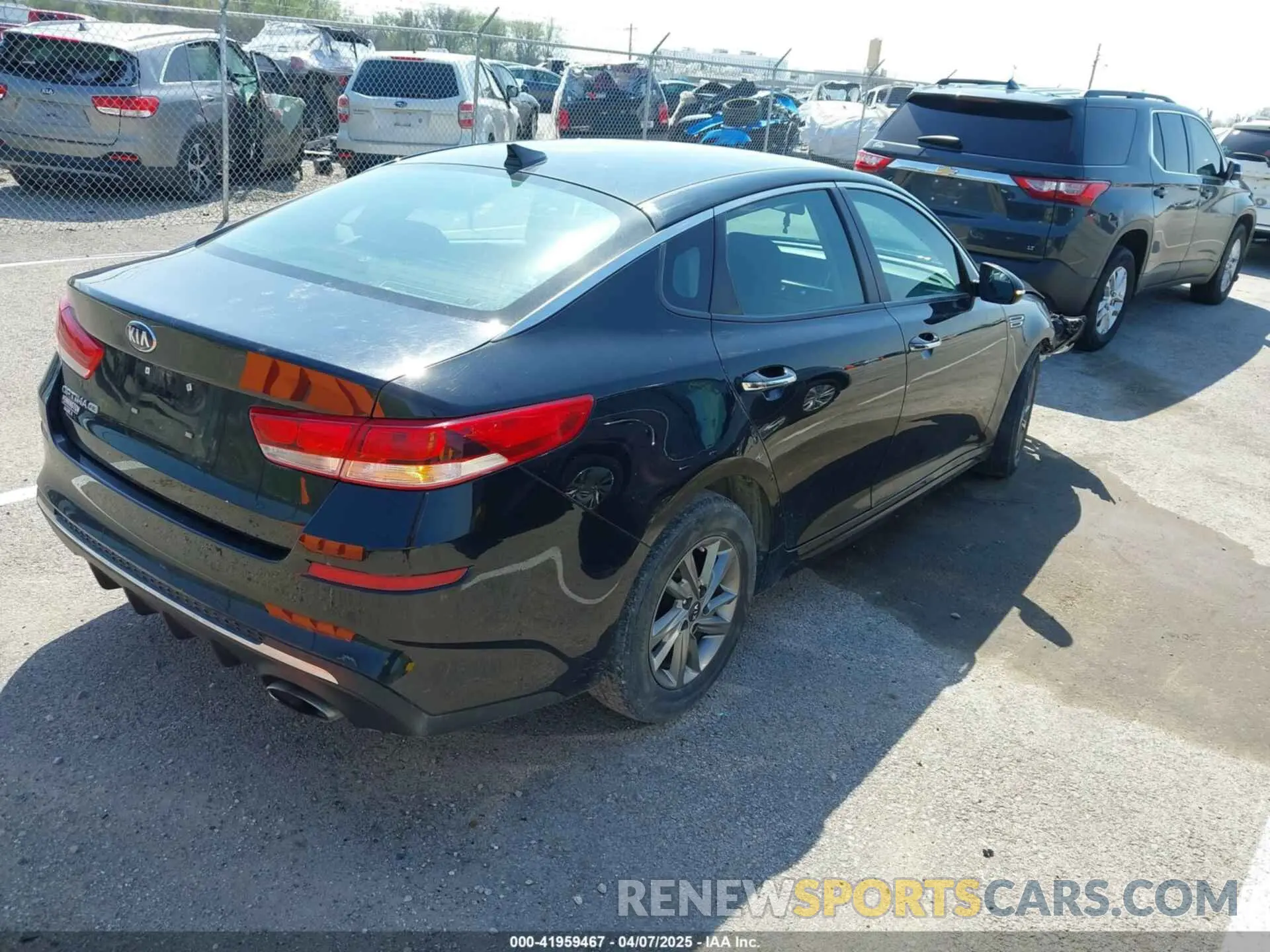 4 Photograph of a damaged car 5XXGT4L35KG339681 KIA OPTIMA 2019