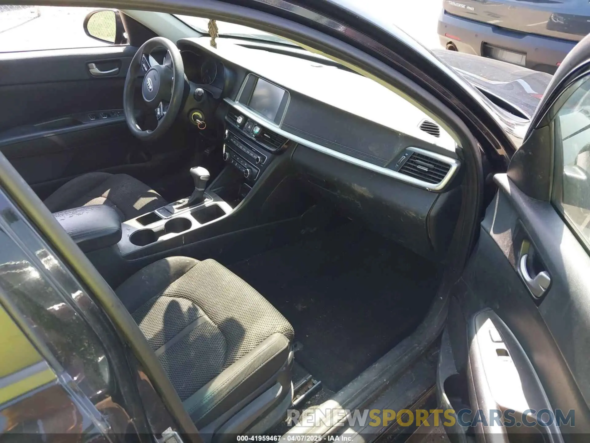 5 Photograph of a damaged car 5XXGT4L35KG339681 KIA OPTIMA 2019