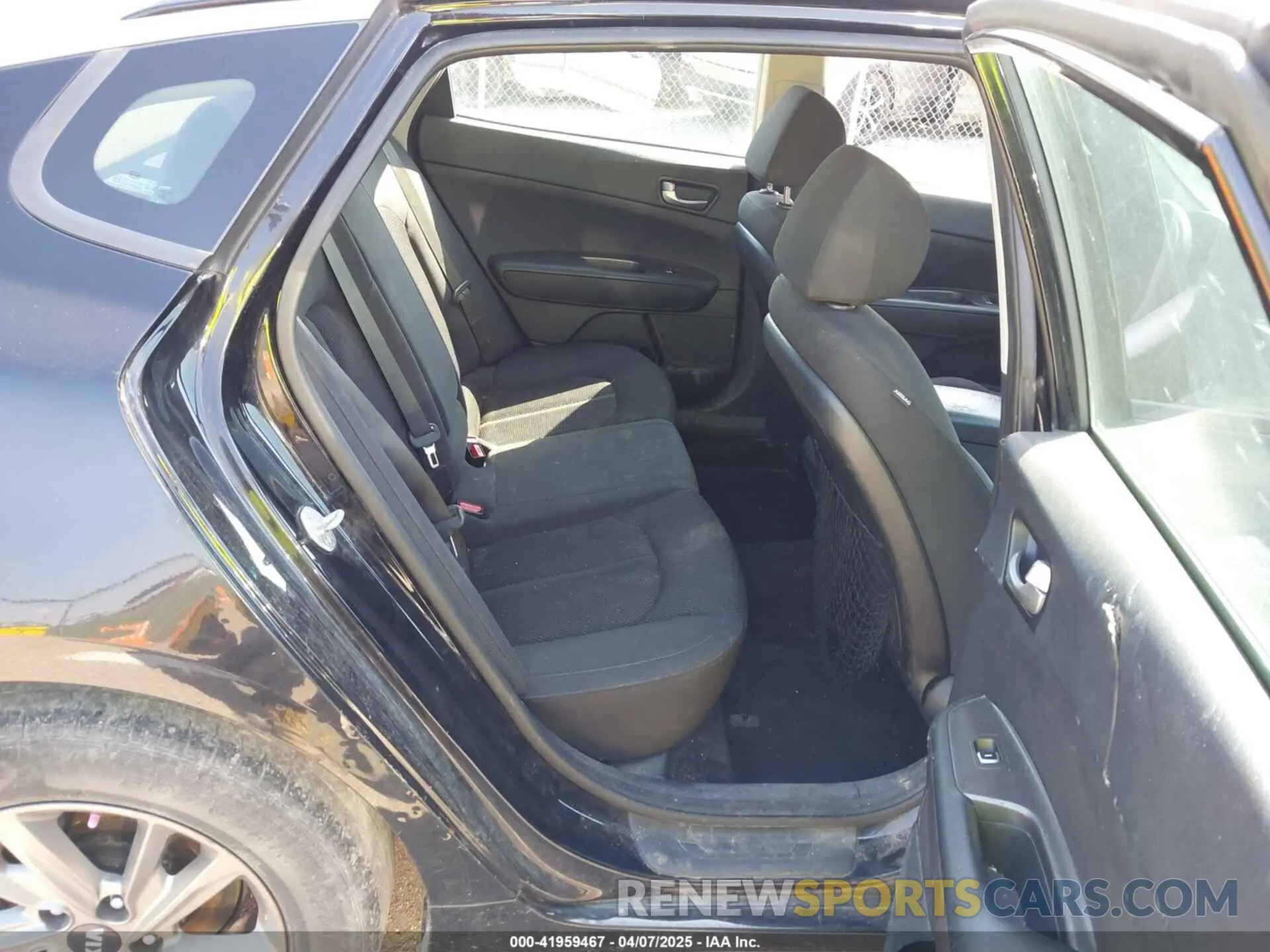 8 Photograph of a damaged car 5XXGT4L35KG339681 KIA OPTIMA 2019