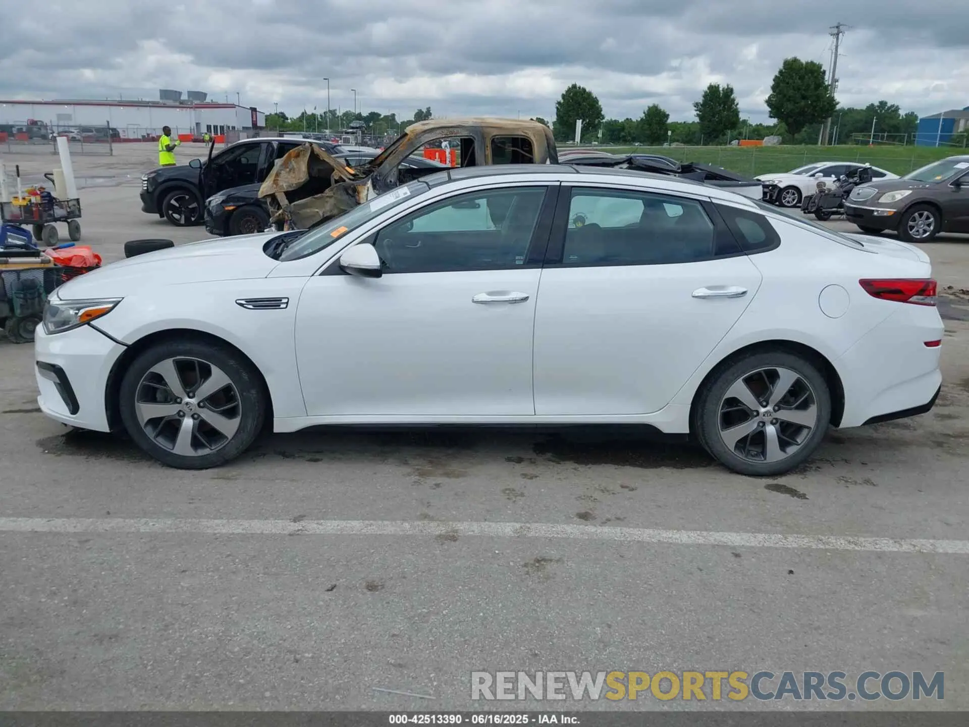 14 Photograph of a damaged car 5XXGT4L35KG355427 KIA OPTIMA 2019
