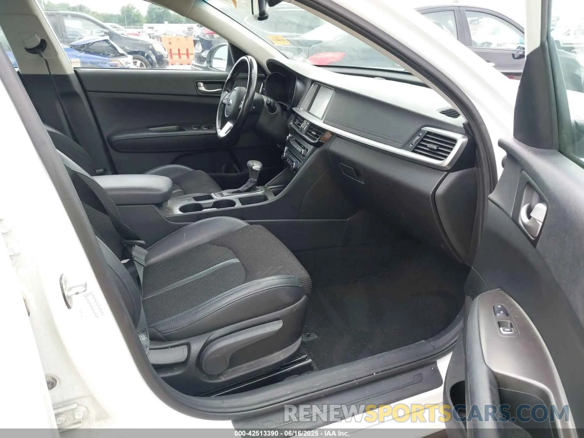 5 Photograph of a damaged car 5XXGT4L35KG355427 KIA OPTIMA 2019