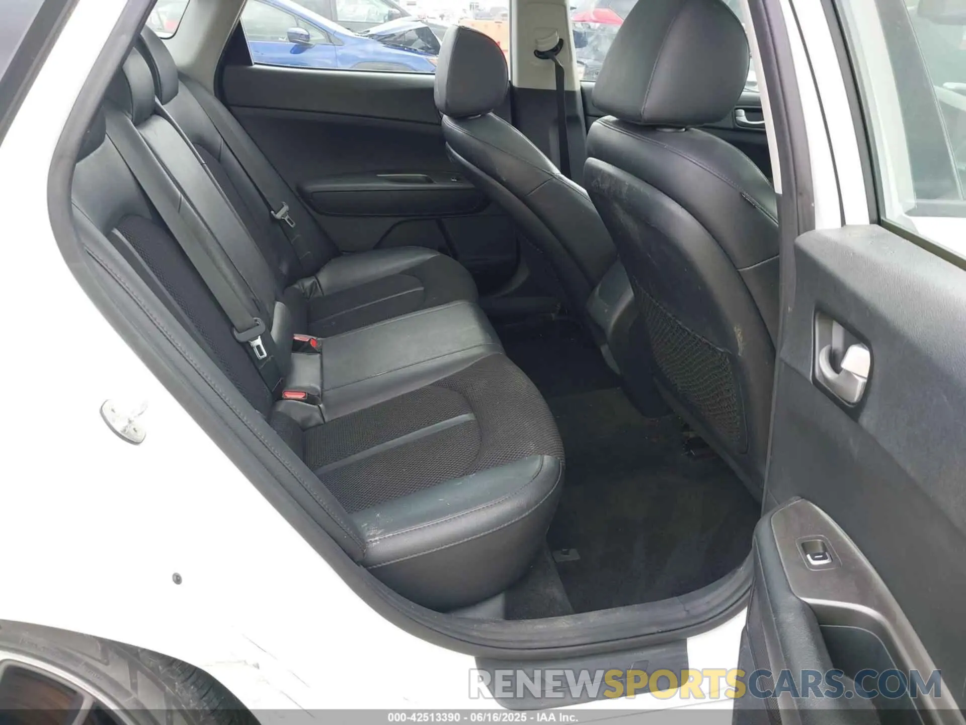 8 Photograph of a damaged car 5XXGT4L35KG355427 KIA OPTIMA 2019