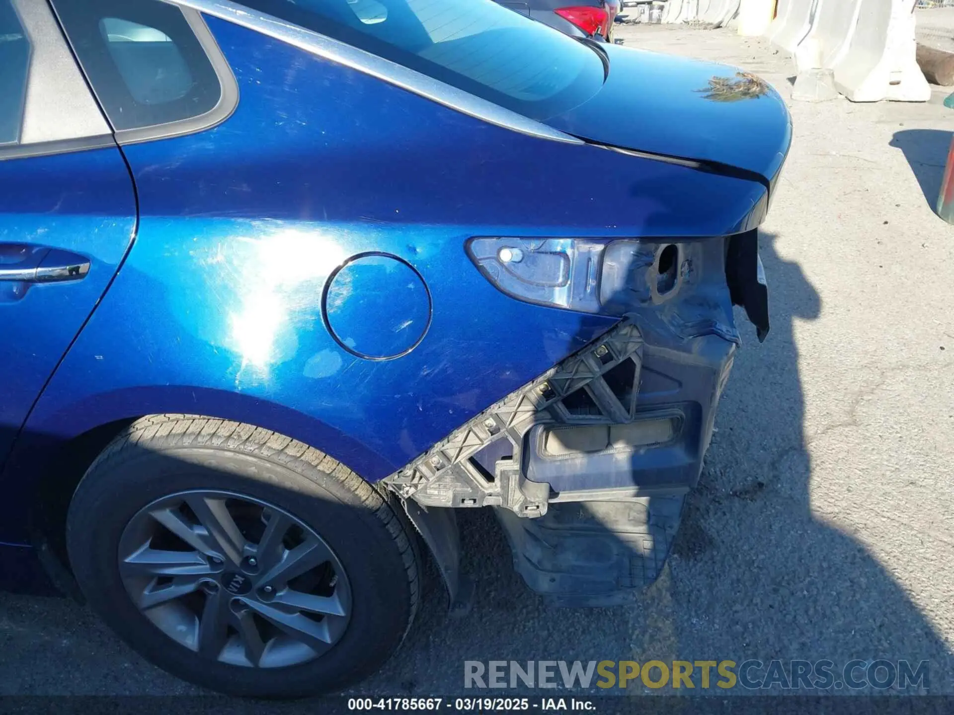 18 Photograph of a damaged car 5XXGT4L35KG357596 KIA OPTIMA 2019
