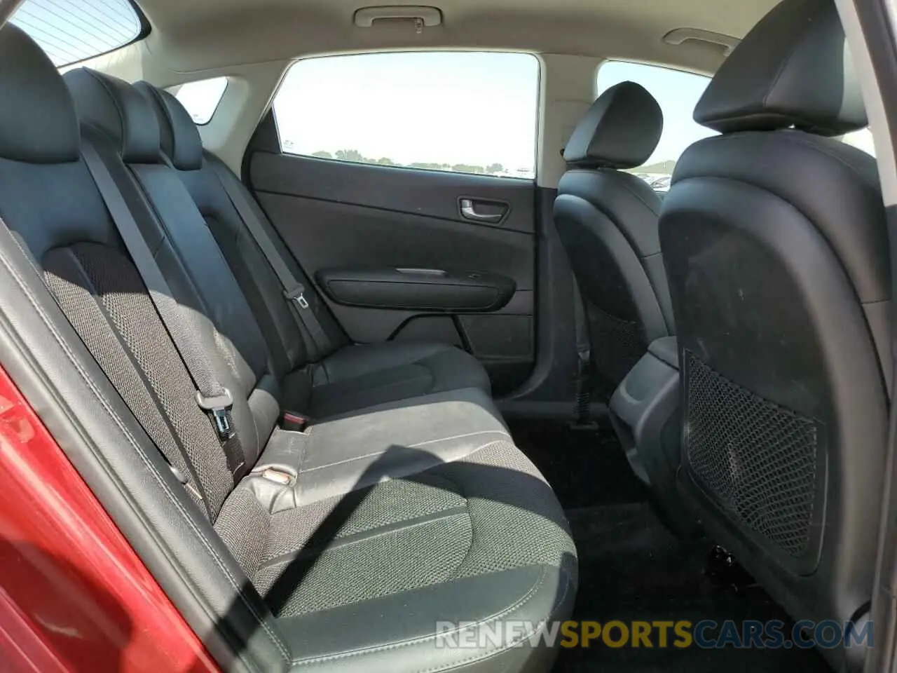10 Photograph of a damaged car 5XXGT4L35KG362796 KIA OPTIMA 2019