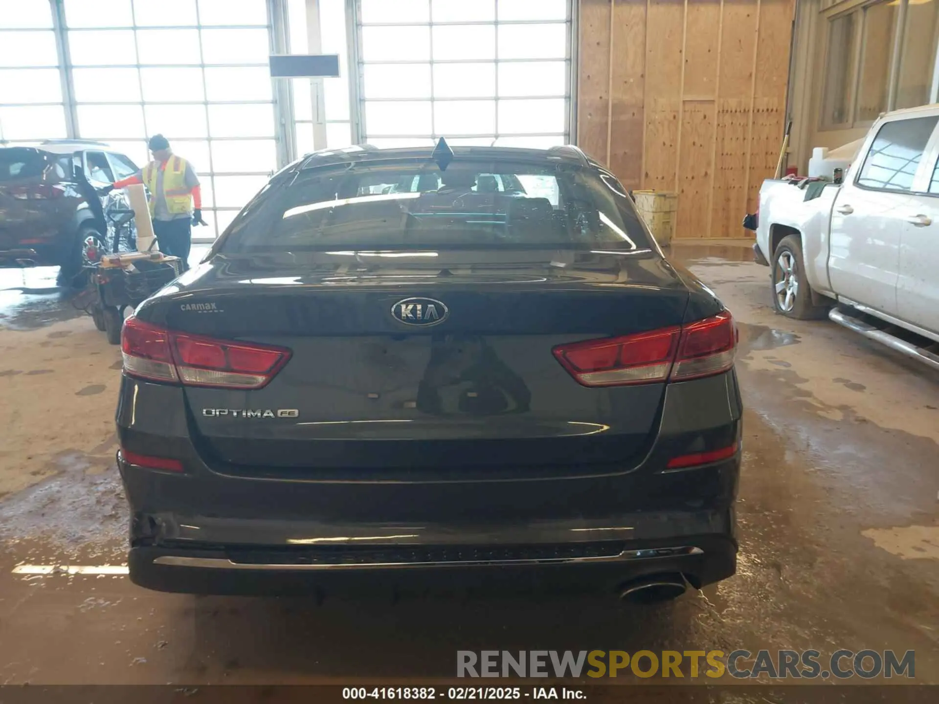 17 Photograph of a damaged car 5XXGT4L36KG279541 KIA OPTIMA 2019