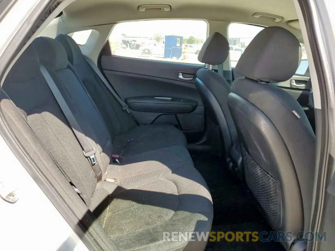 10 Photograph of a damaged car 5XXGT4L36KG288062 KIA OPTIMA 2019