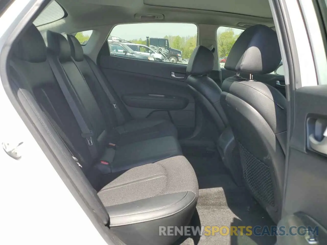 10 Photograph of a damaged car 5XXGT4L36KG290989 KIA OPTIMA 2019