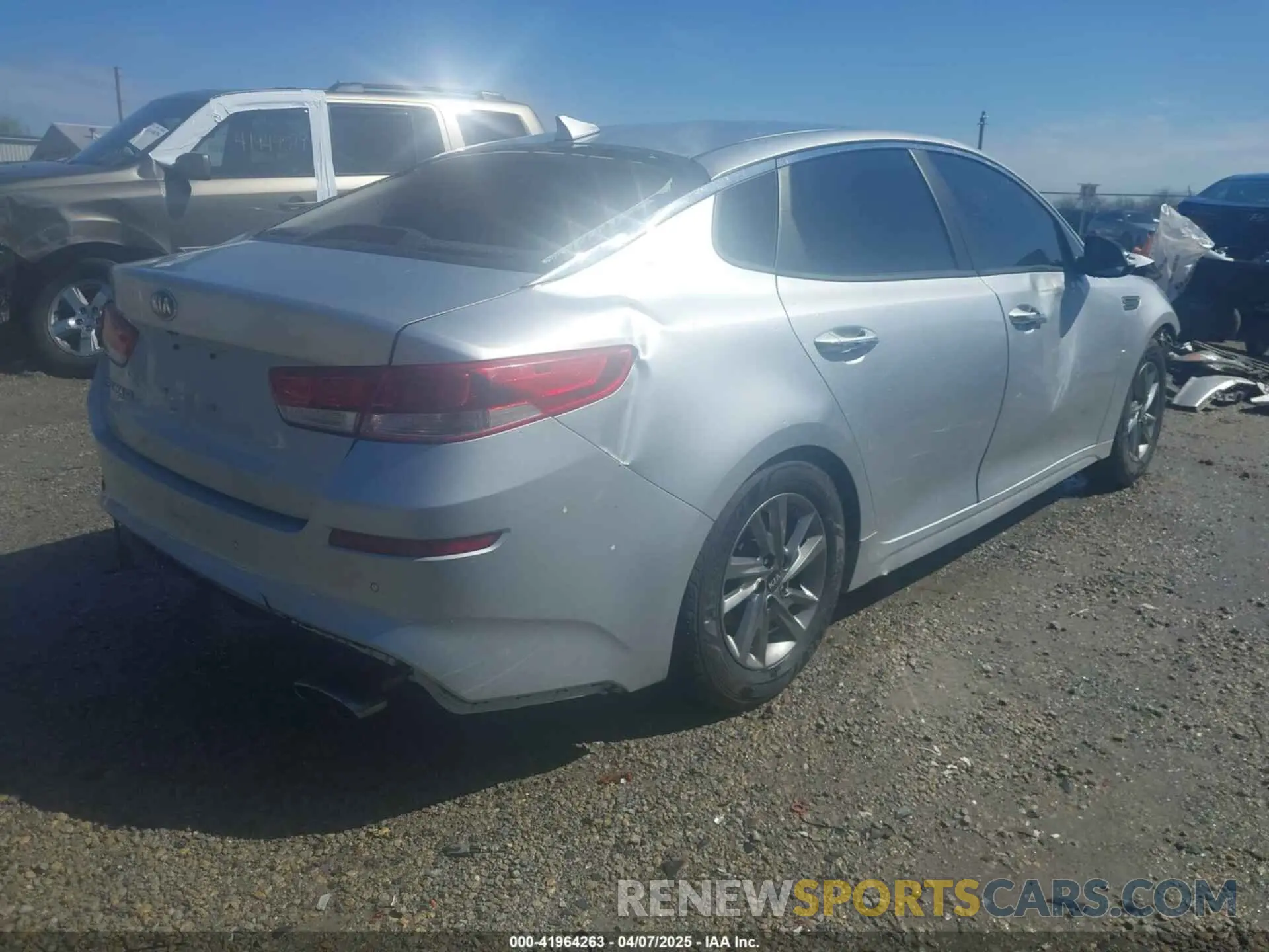 4 Photograph of a damaged car 5XXGT4L36KG292810 KIA OPTIMA 2019