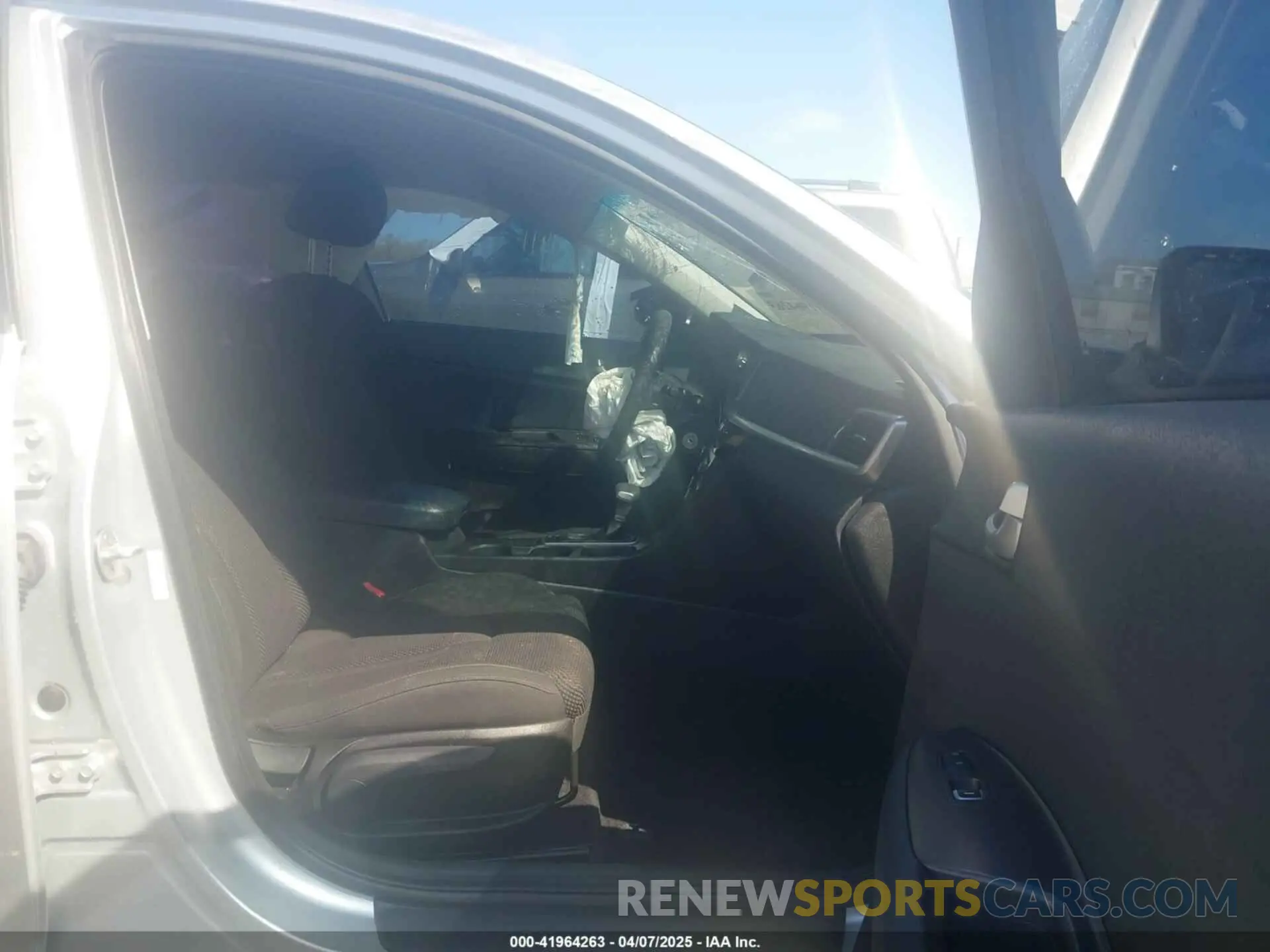 5 Photograph of a damaged car 5XXGT4L36KG292810 KIA OPTIMA 2019