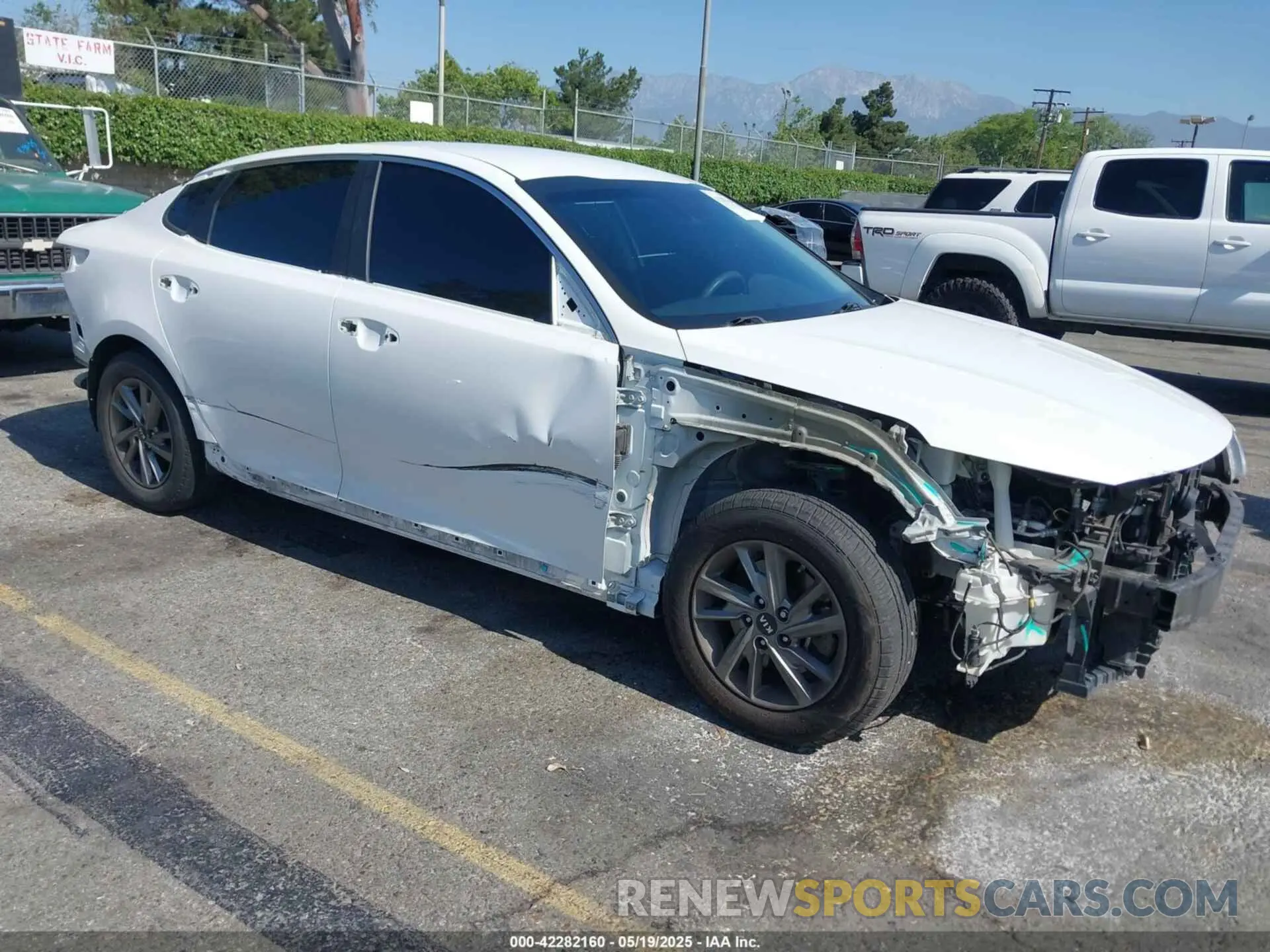 1 Photograph of a damaged car 5XXGT4L36KG313302 KIA OPTIMA 2019