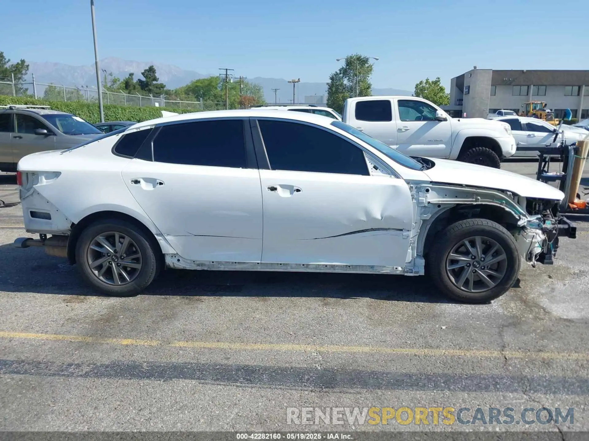 14 Photograph of a damaged car 5XXGT4L36KG313302 KIA OPTIMA 2019