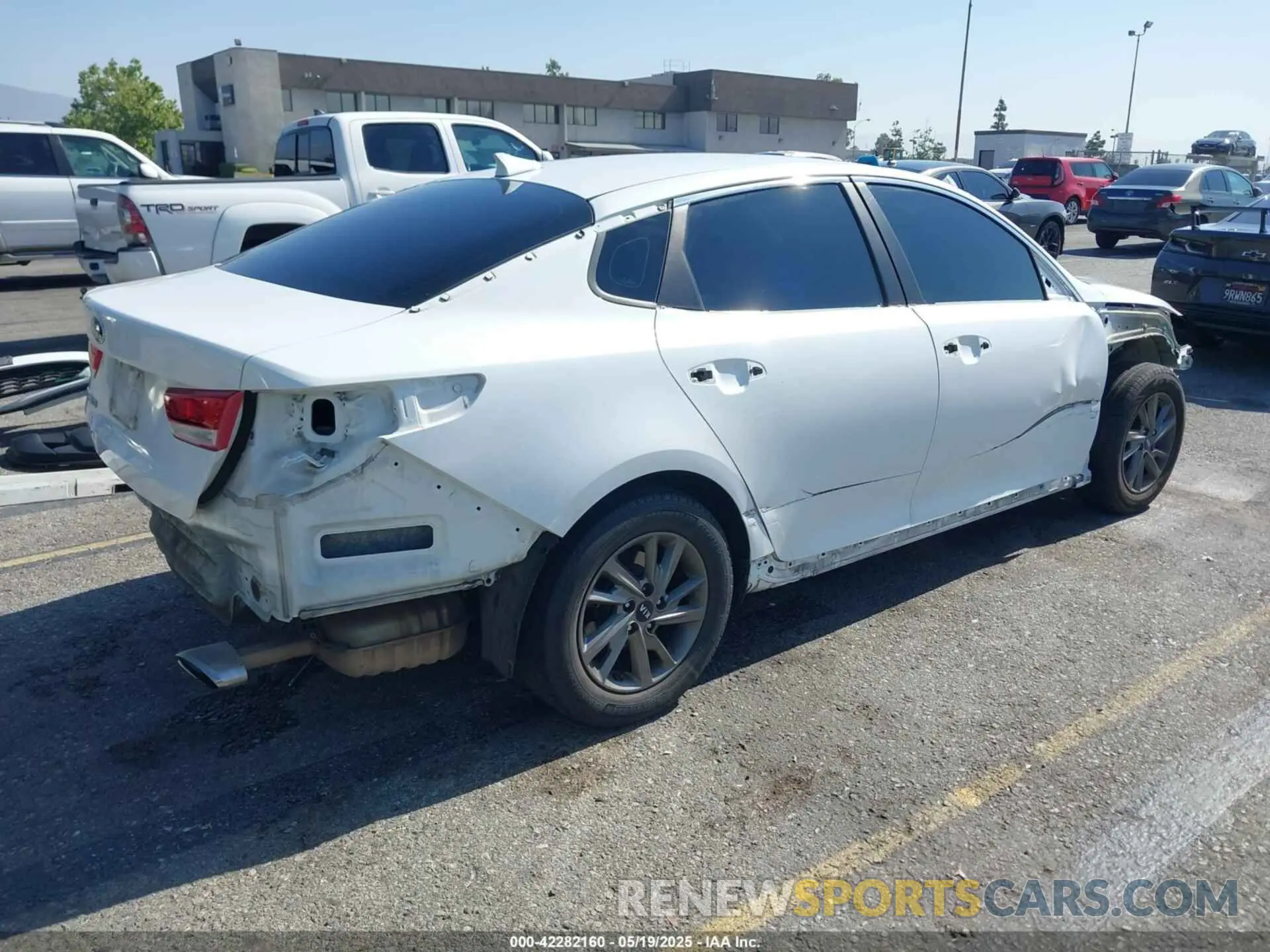 4 Photograph of a damaged car 5XXGT4L36KG313302 KIA OPTIMA 2019