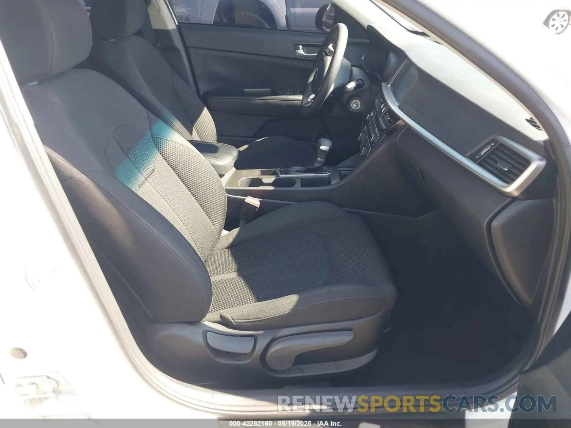 5 Photograph of a damaged car 5XXGT4L36KG313302 KIA OPTIMA 2019