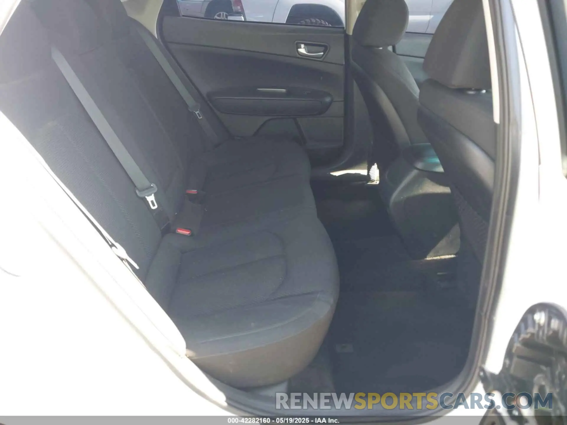 8 Photograph of a damaged car 5XXGT4L36KG313302 KIA OPTIMA 2019