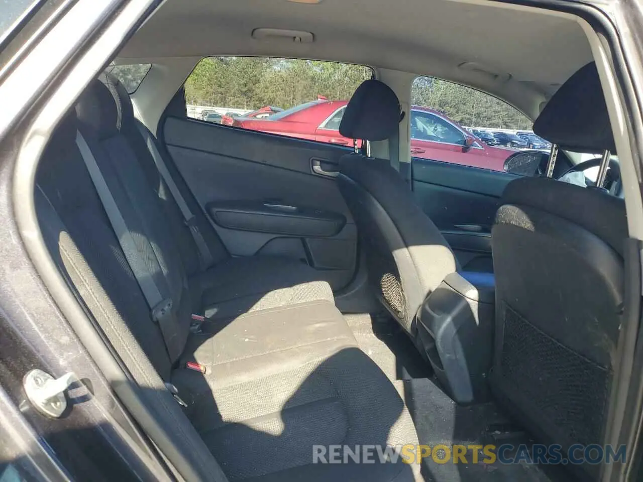 10 Photograph of a damaged car 5XXGT4L36KG318242 KIA OPTIMA 2019