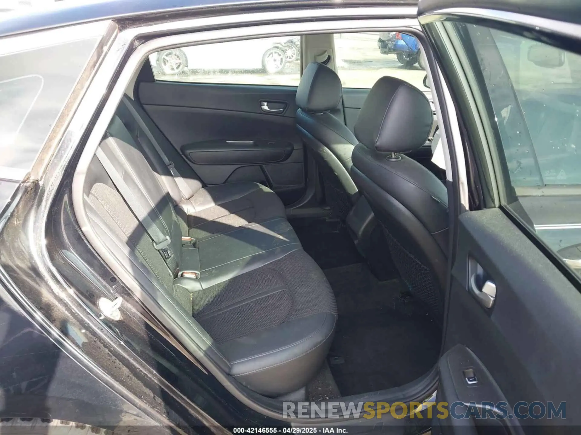8 Photograph of a damaged car 5XXGT4L36KG335090 KIA OPTIMA 2019