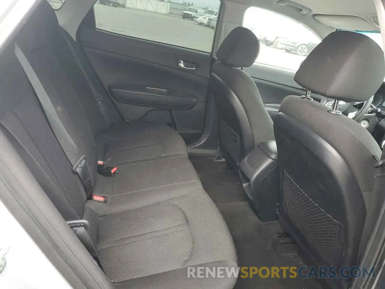 10 Photograph of a damaged car 5XXGT4L36KG343092 KIA OPTIMA 2019