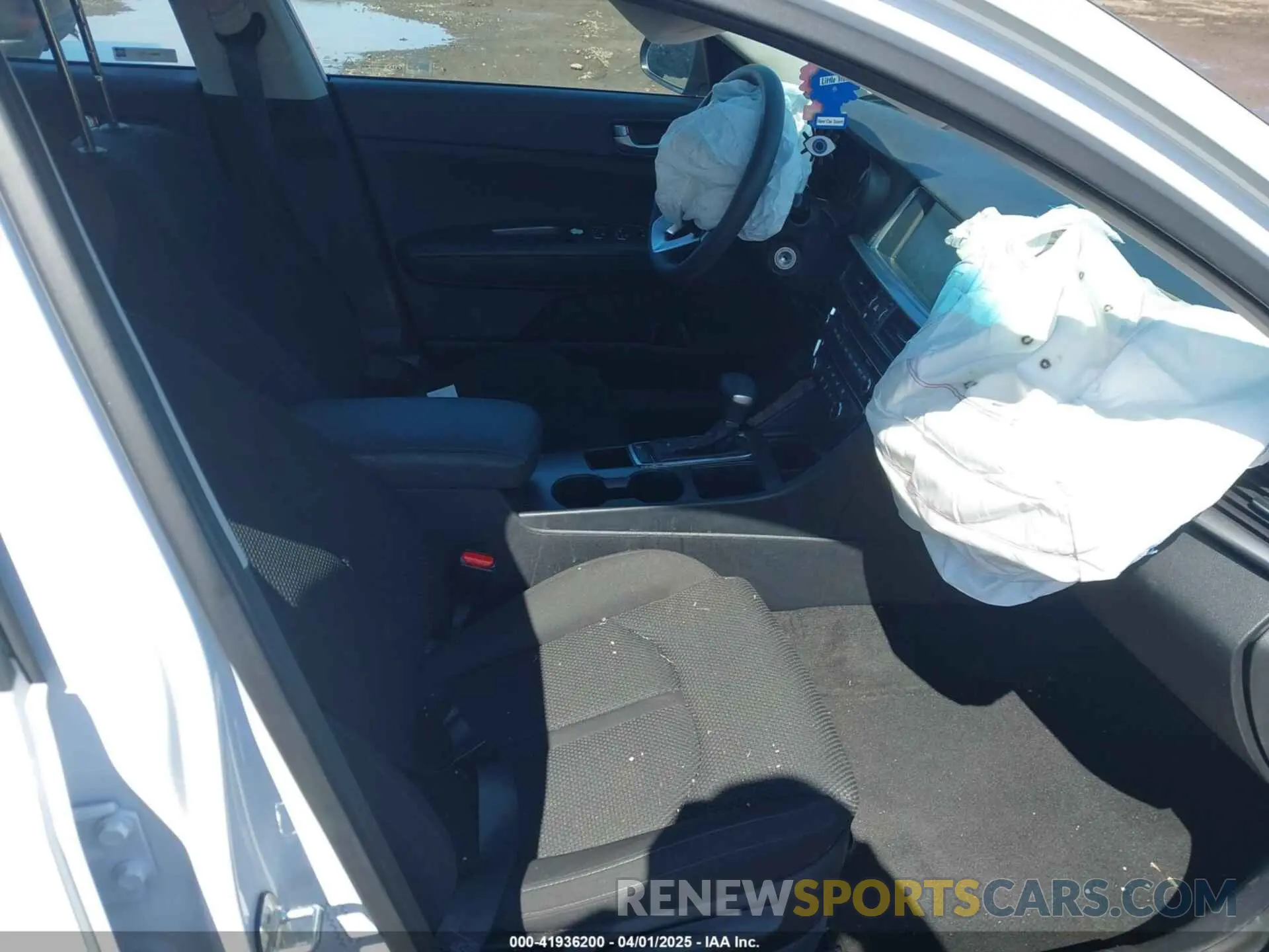 5 Photograph of a damaged car 5XXGT4L36KG347689 KIA OPTIMA 2019