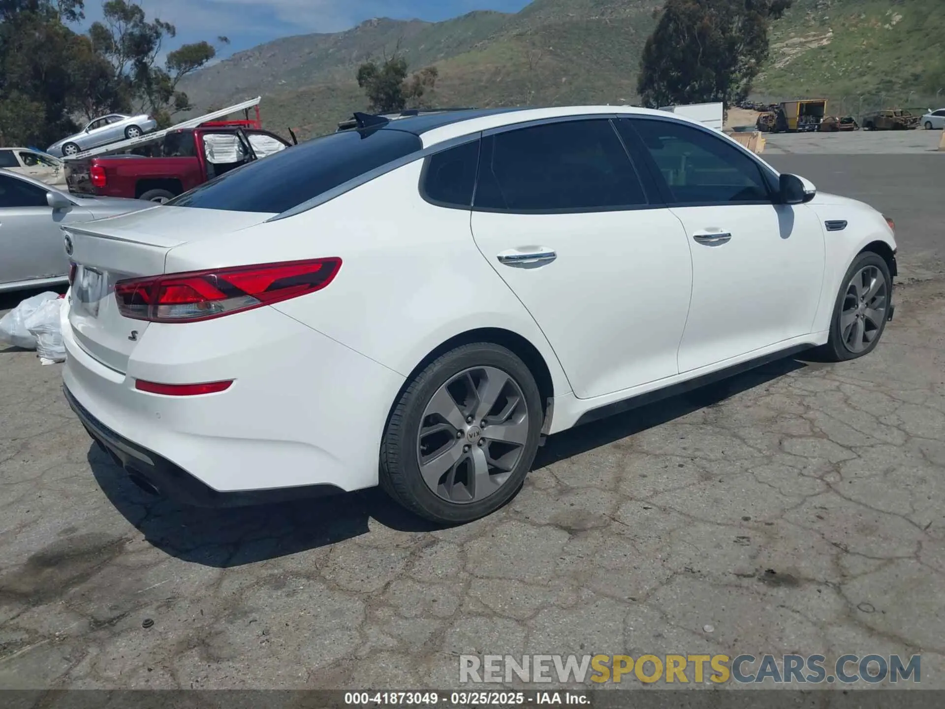 4 Photograph of a damaged car 5XXGT4L36KG369501 KIA OPTIMA 2019