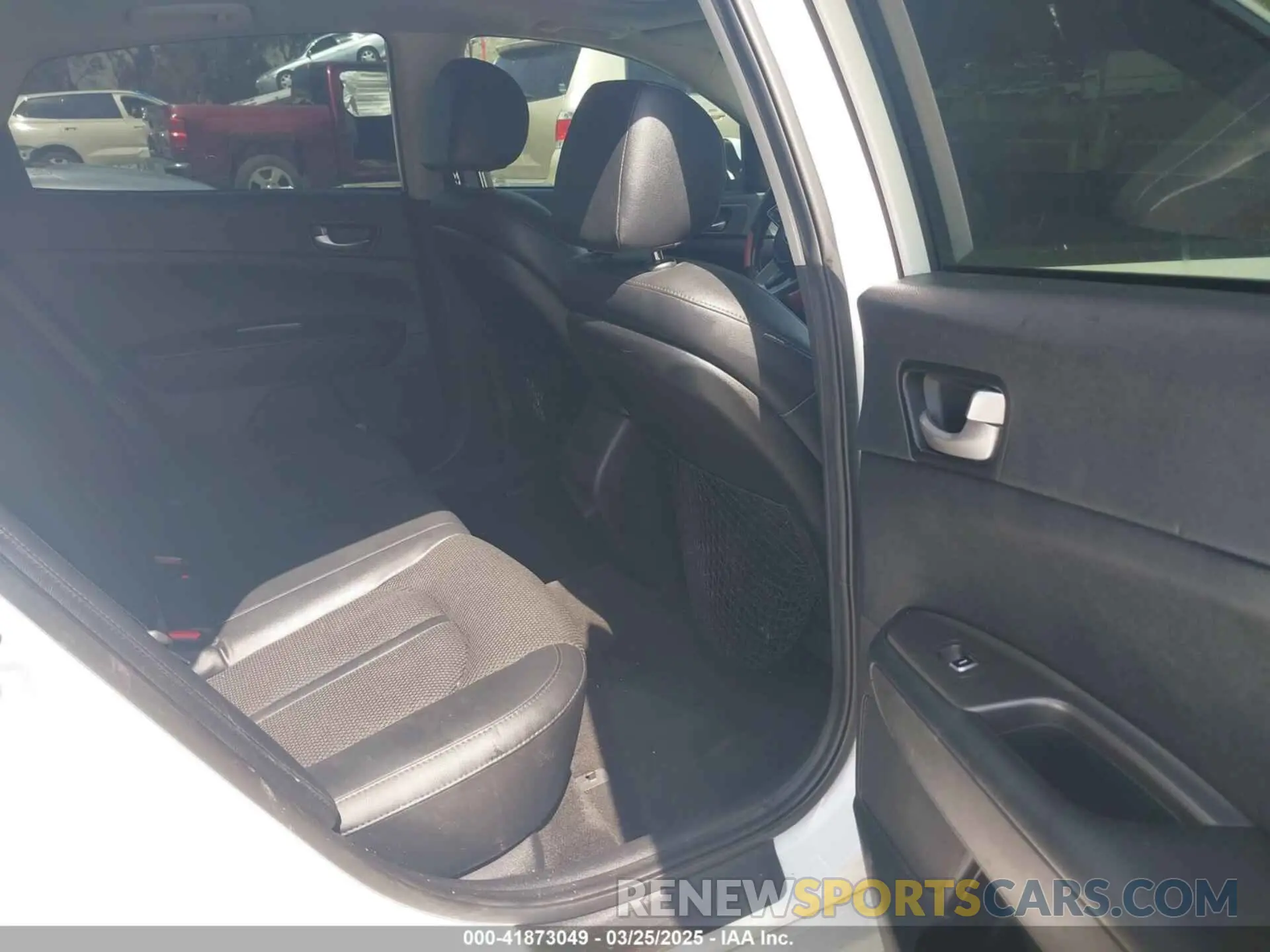 8 Photograph of a damaged car 5XXGT4L36KG369501 KIA OPTIMA 2019
