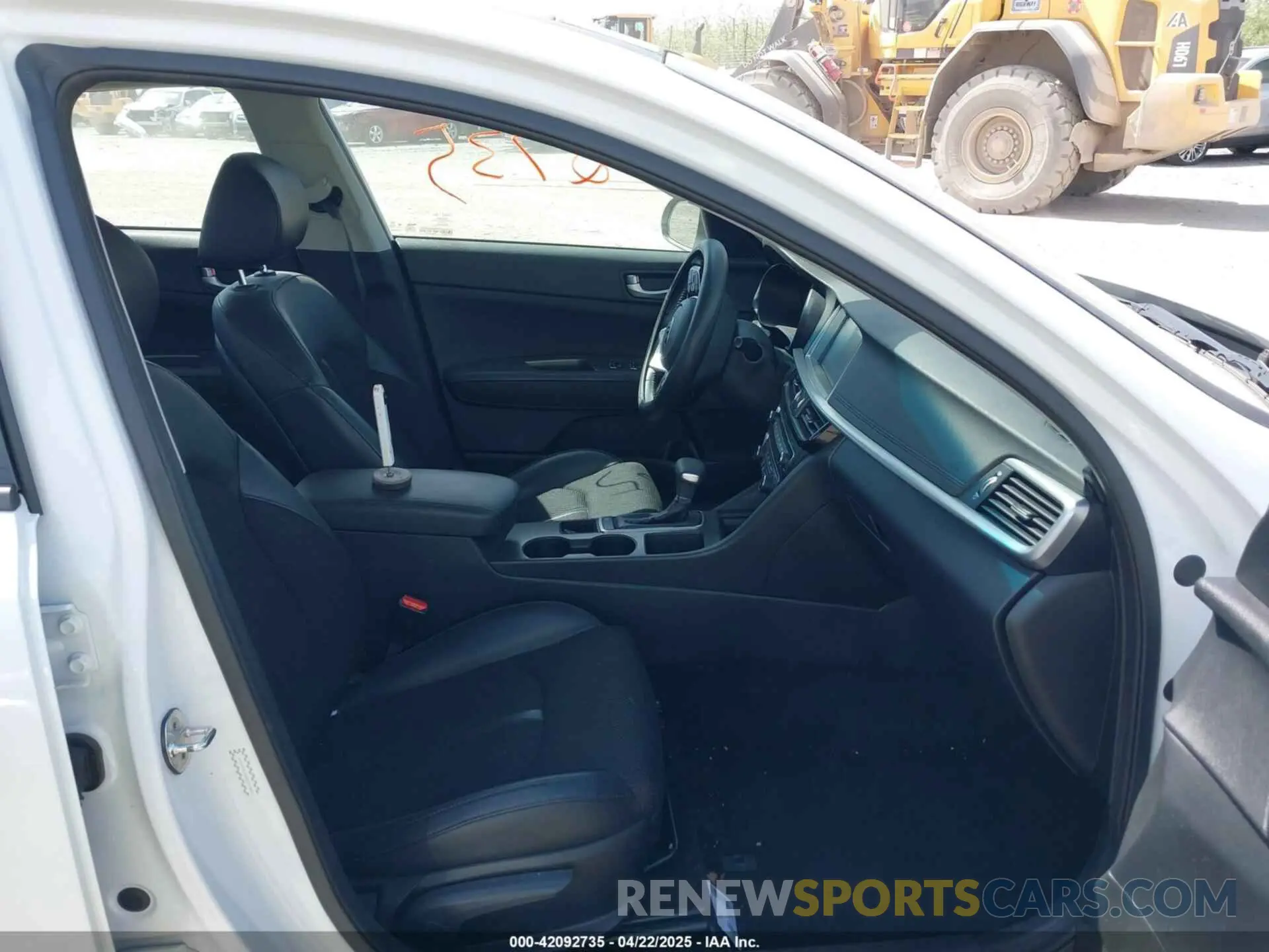 5 Photograph of a damaged car 5XXGT4L36KG371409 KIA OPTIMA 2019