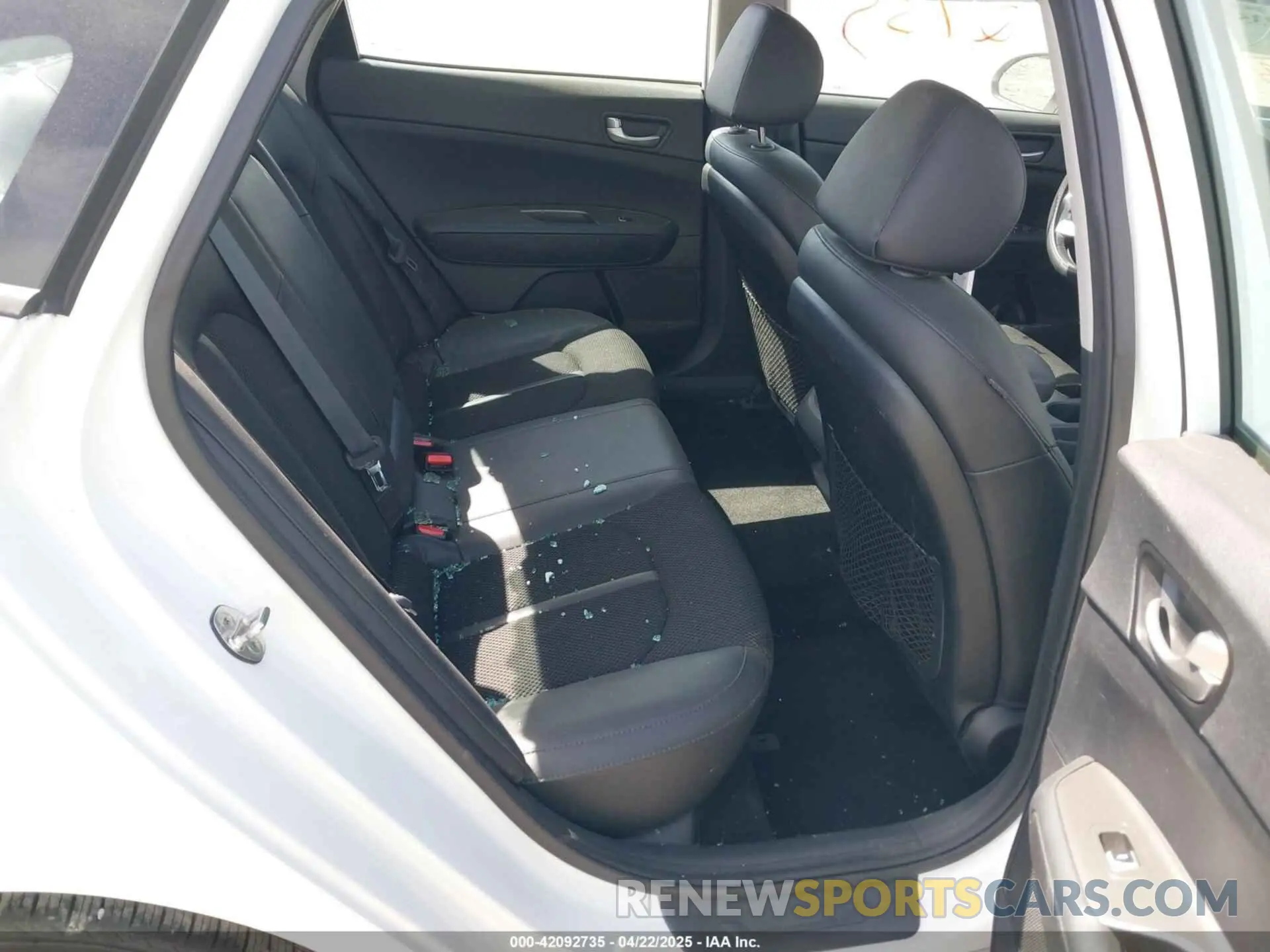 8 Photograph of a damaged car 5XXGT4L36KG371409 KIA OPTIMA 2019