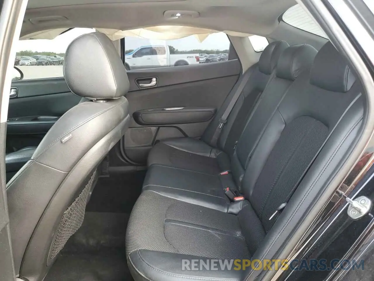 10 Photograph of a damaged car 5XXGT4L36KG372057 KIA OPTIMA 2019