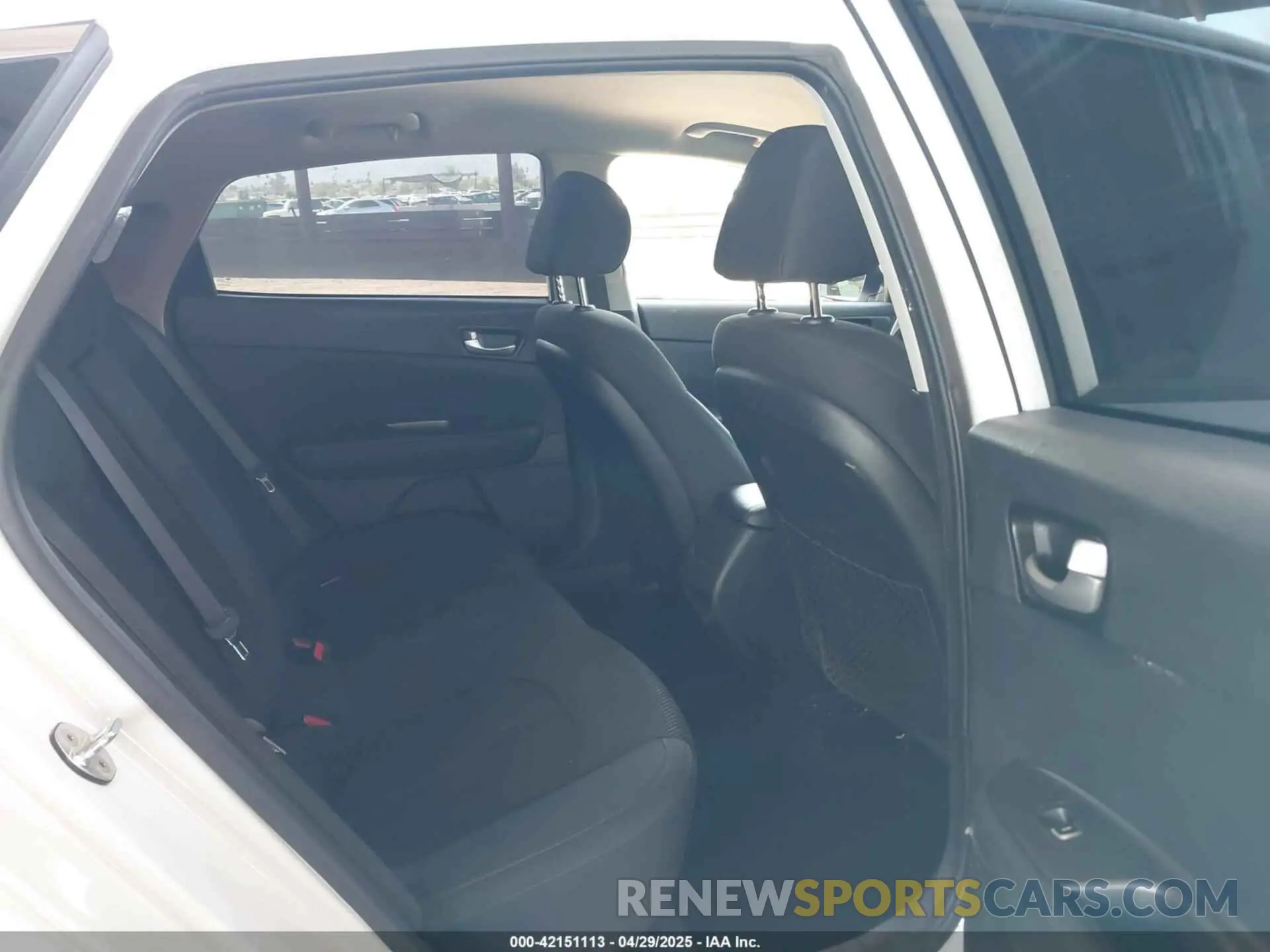 8 Photograph of a damaged car 5XXGT4L37KG275045 KIA OPTIMA 2019