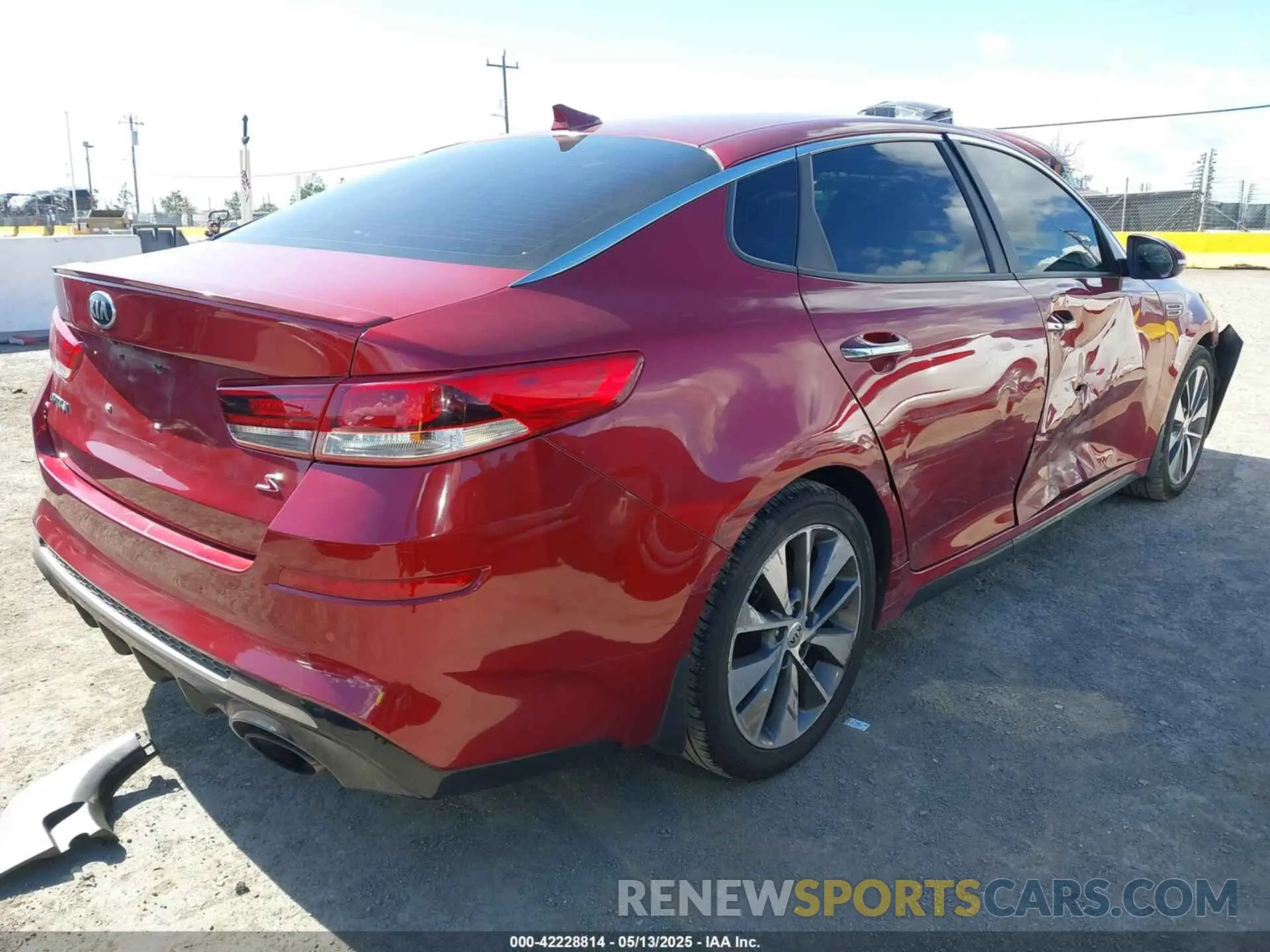 4 Photograph of a damaged car 5XXGT4L37KG279788 KIA OPTIMA 2019