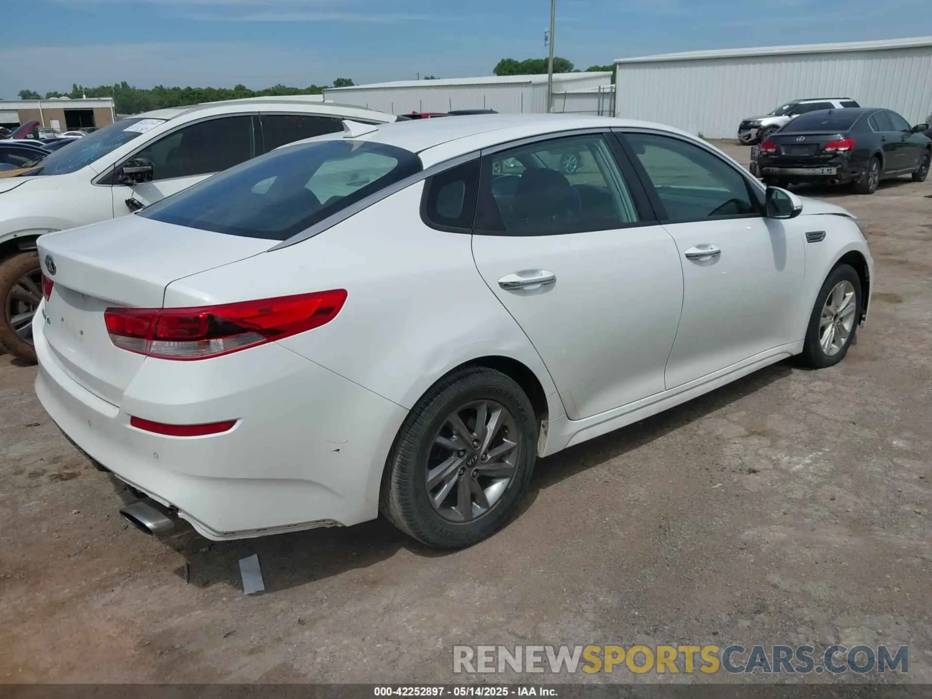 4 Photograph of a damaged car 5XXGT4L37KG290497 KIA OPTIMA 2019