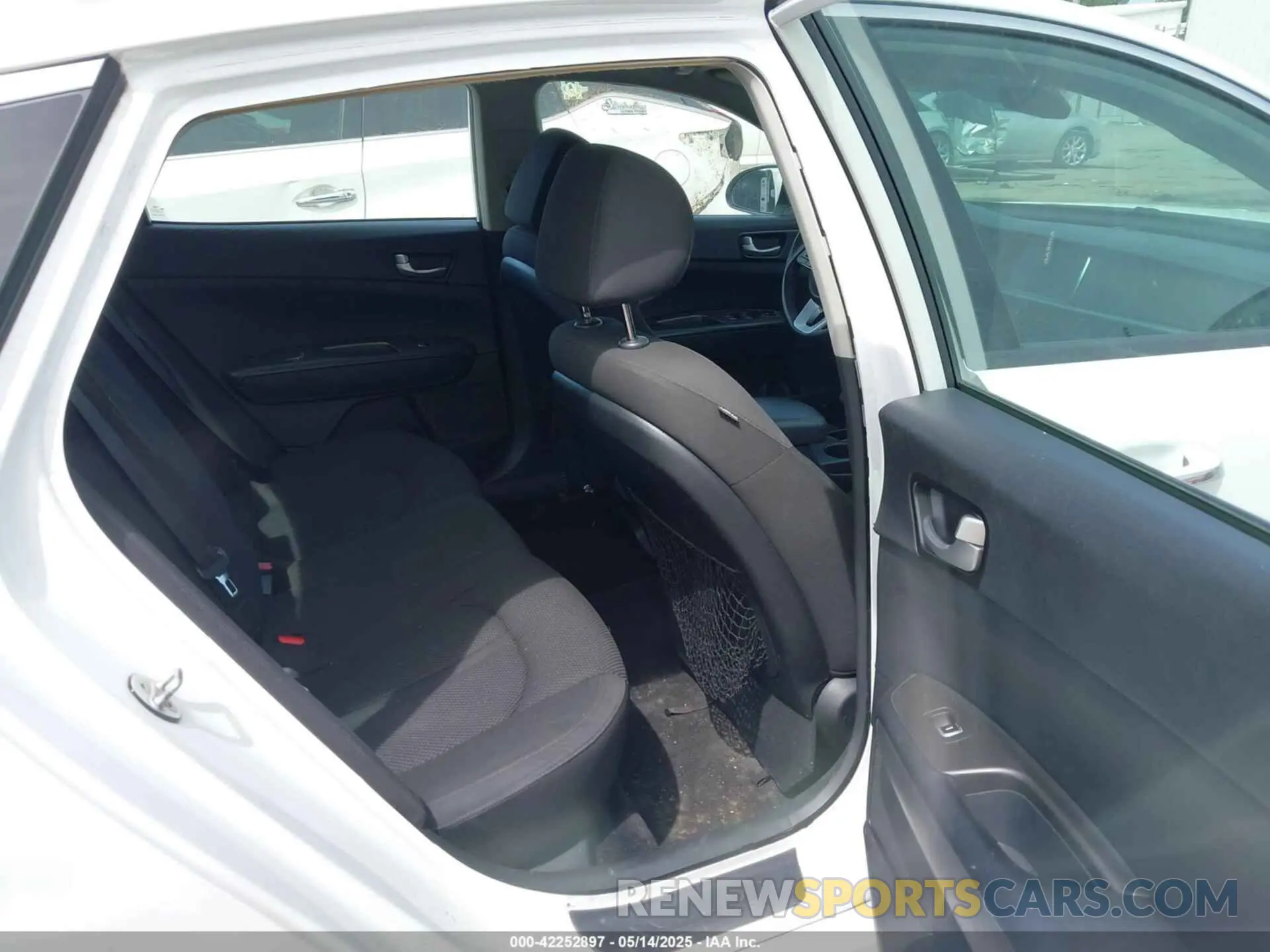 8 Photograph of a damaged car 5XXGT4L37KG290497 KIA OPTIMA 2019