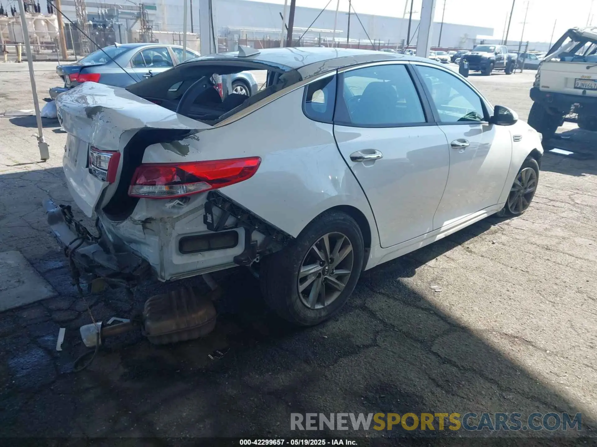 4 Photograph of a damaged car 5XXGT4L37KG301109 KIA OPTIMA 2019