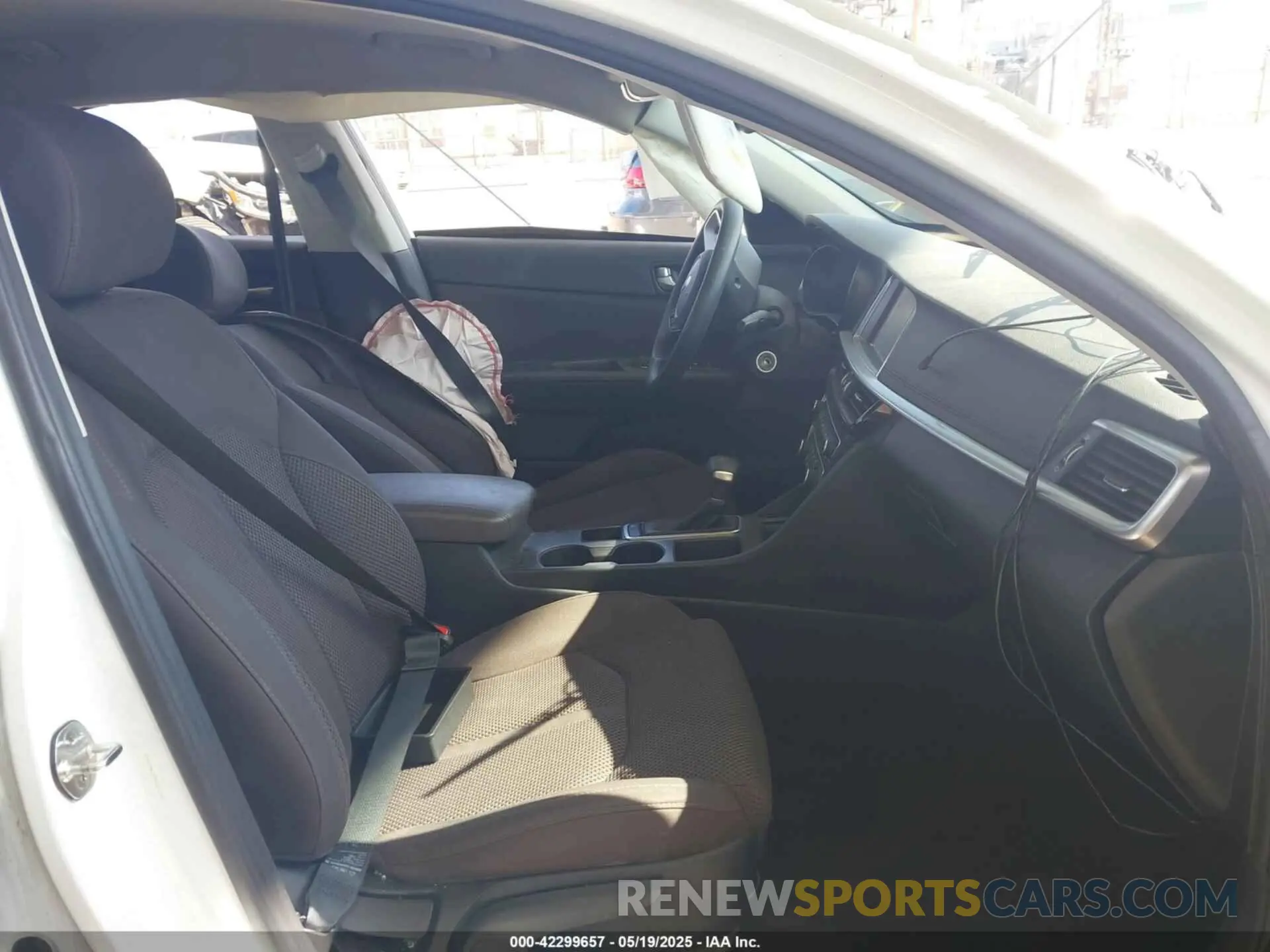 5 Photograph of a damaged car 5XXGT4L37KG301109 KIA OPTIMA 2019