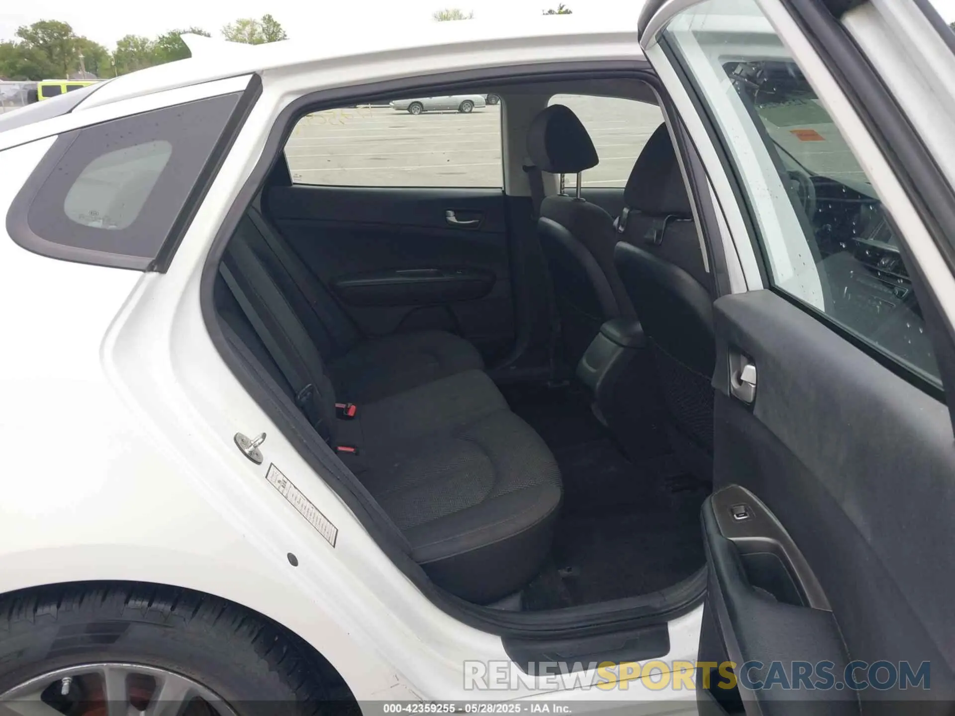 8 Photograph of a damaged car 5XXGT4L37KG301594 KIA OPTIMA 2019