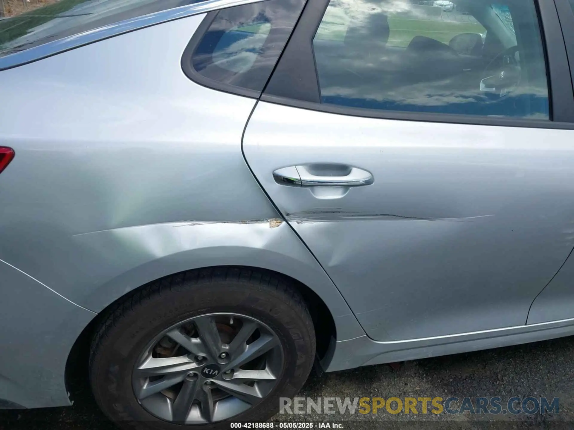 16 Photograph of a damaged car 5XXGT4L37KG320260 KIA OPTIMA 2019