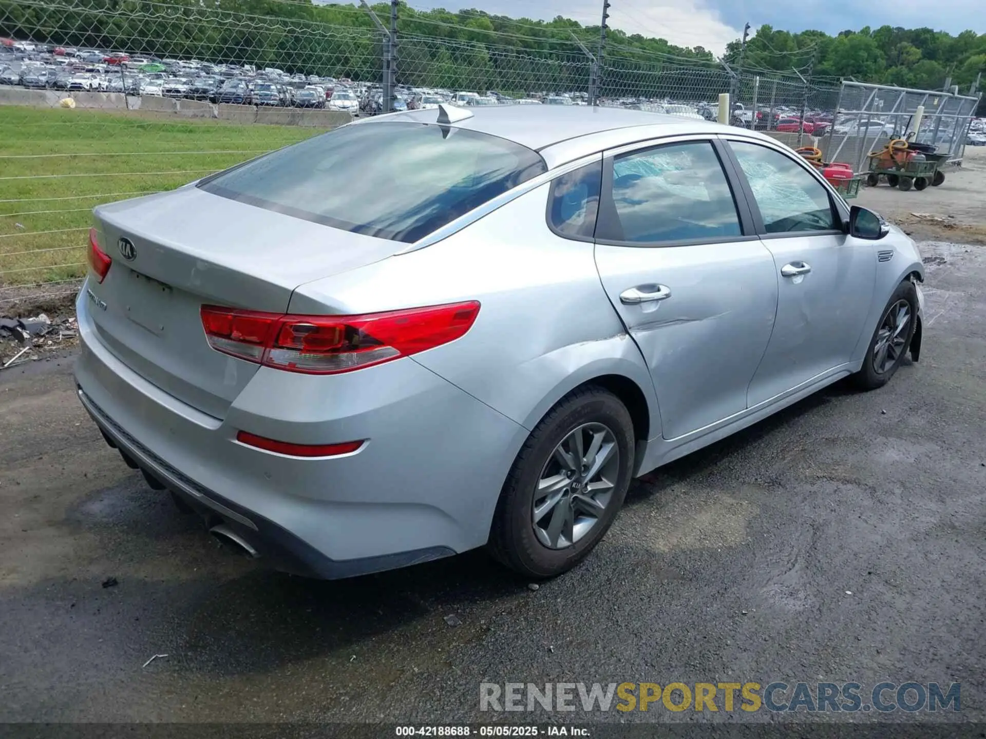 4 Photograph of a damaged car 5XXGT4L37KG320260 KIA OPTIMA 2019